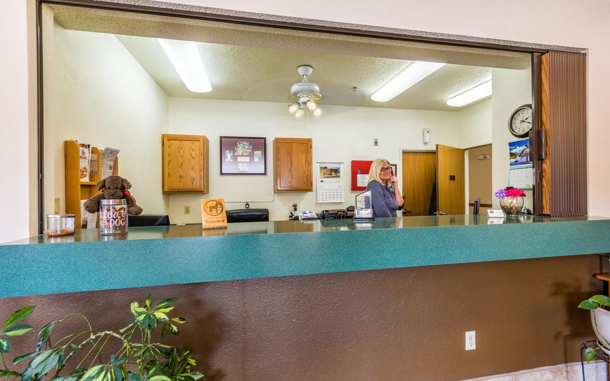 Vista Lobby Wamego Inn and Suites