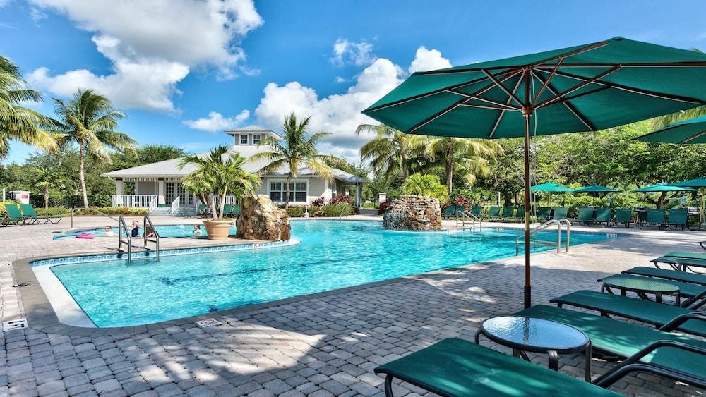 Vista da piscina Casabella Golf 2 Bedroom Holiday Home by Naples Florida