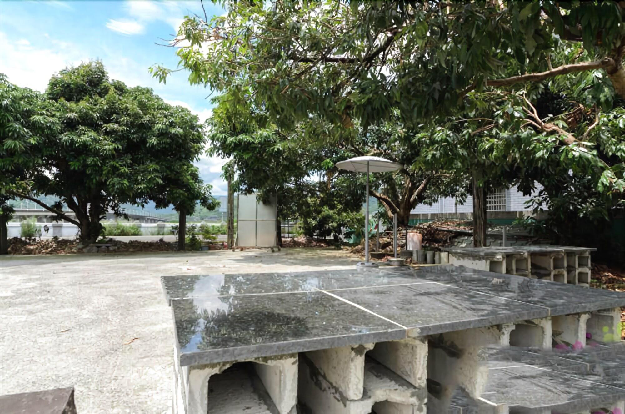 Vista Exterior Plum Inn 2