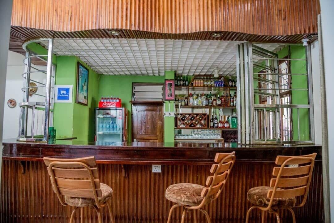 Bar/Salón Kilimanjaro Crane Hotel