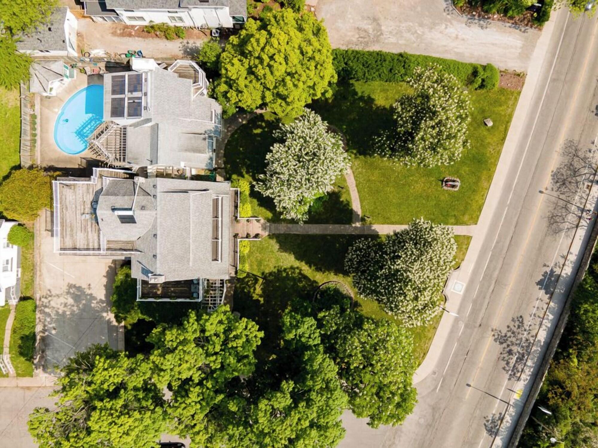 Vista Piscina Chestnut Inn Bed and Breakfast