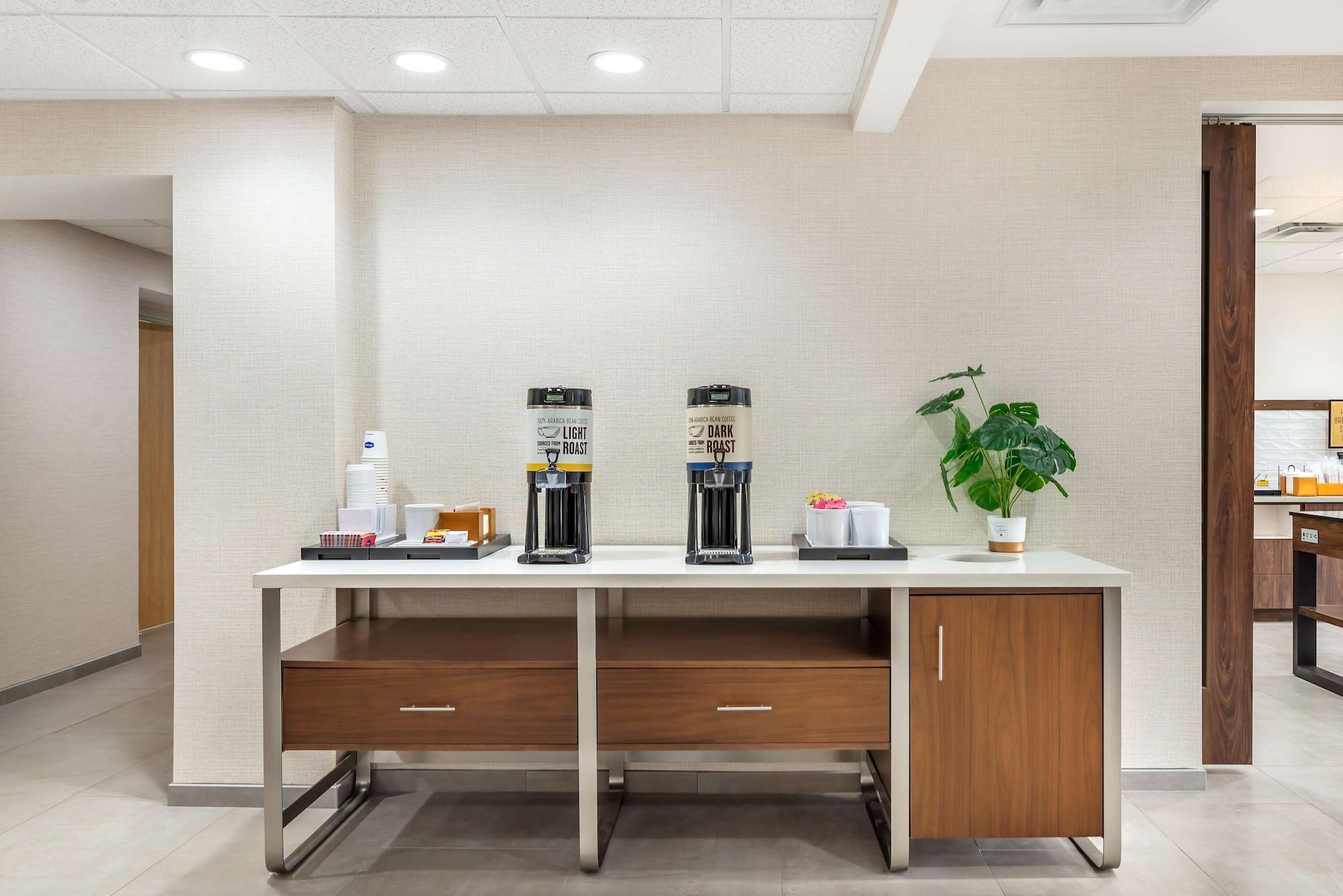 Vista Lobby Hampton Inn by Hilton Petersburg Fort Lee