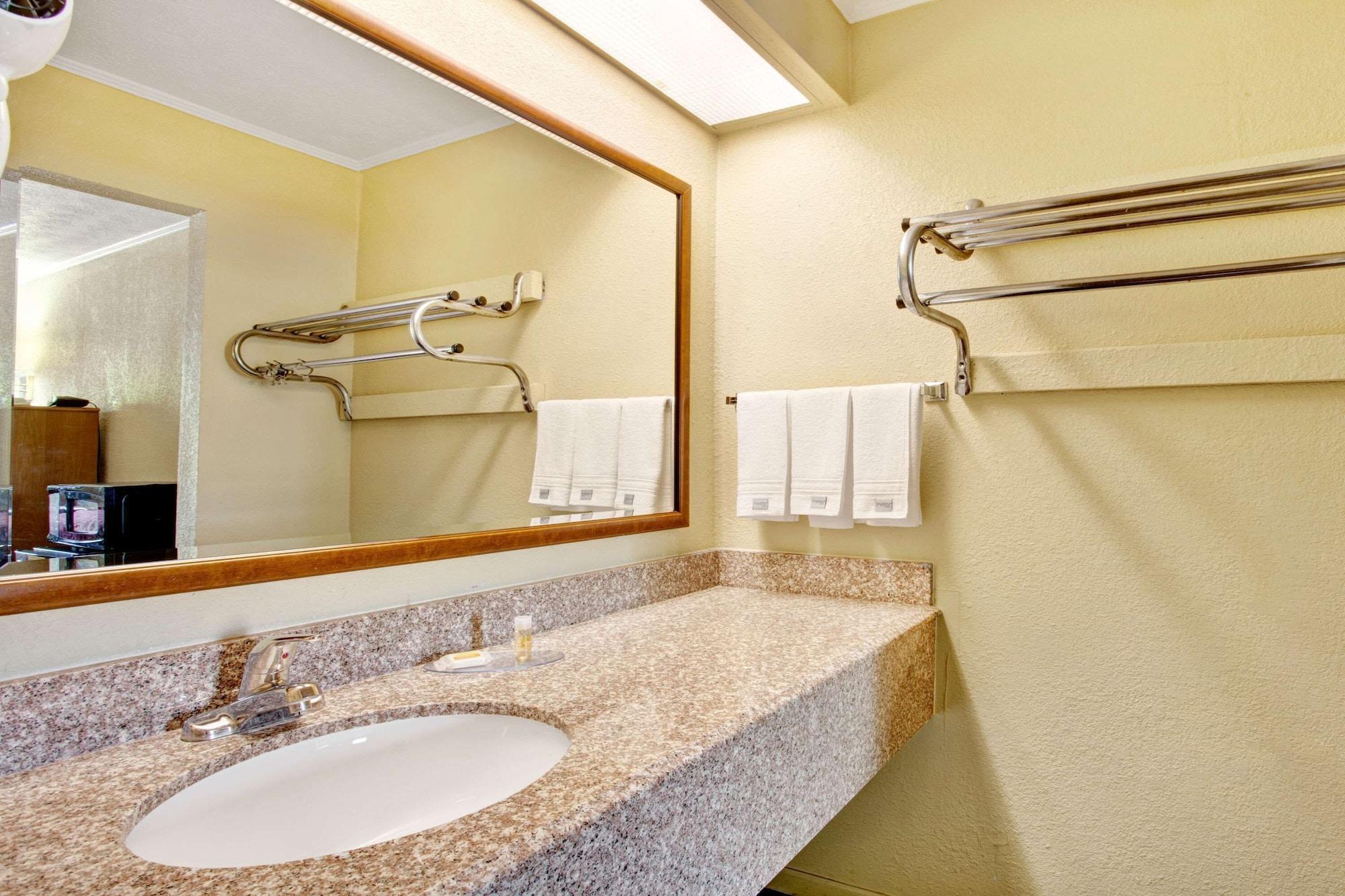 Equipamiento de Habitación Days Inn by Wyndham Knoxville West