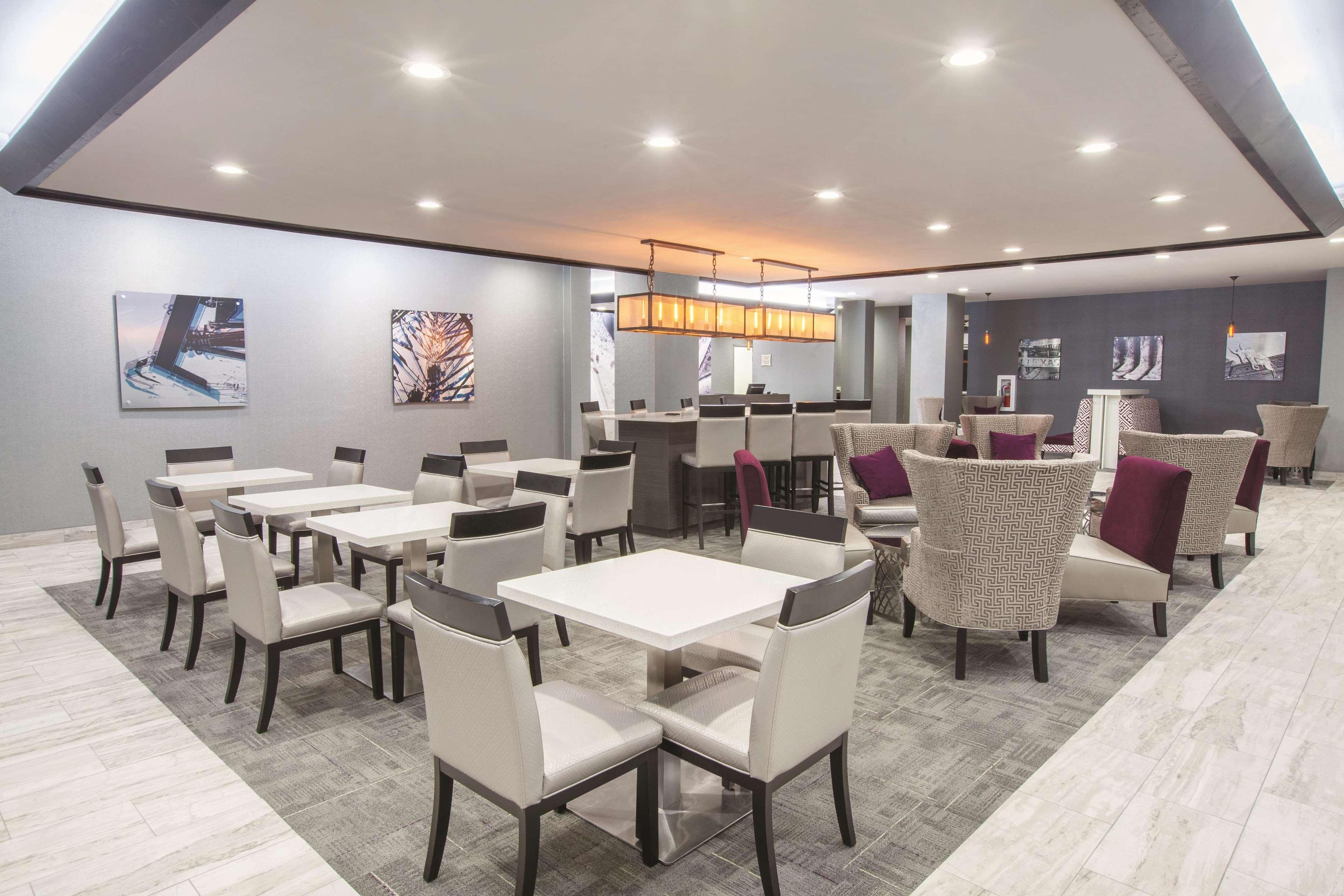 Vista Lobby La Quinta Inn & Suites by Wyndham Kingsville