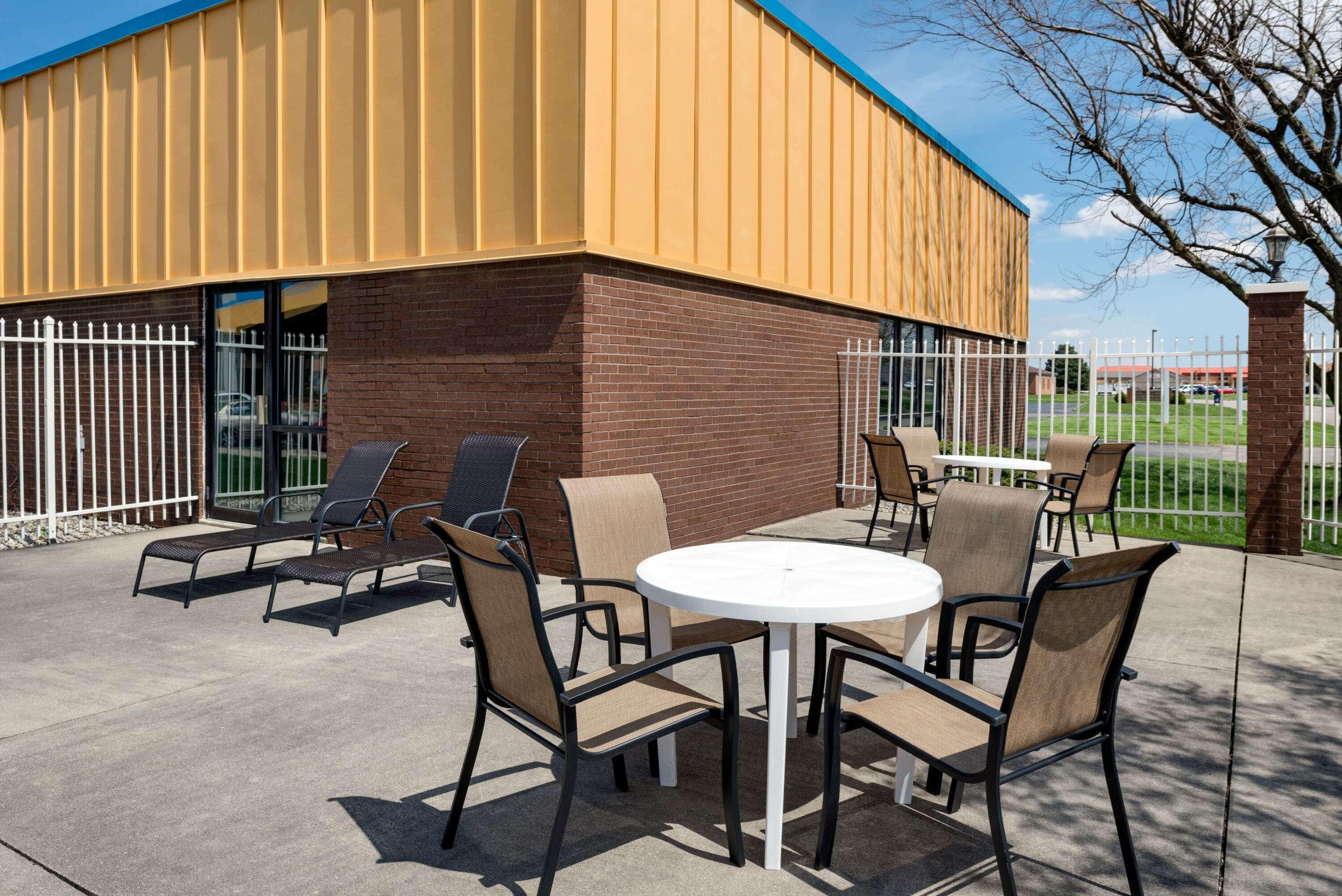 Vista Exterior Baymont by Wyndham Muncie Ball State U