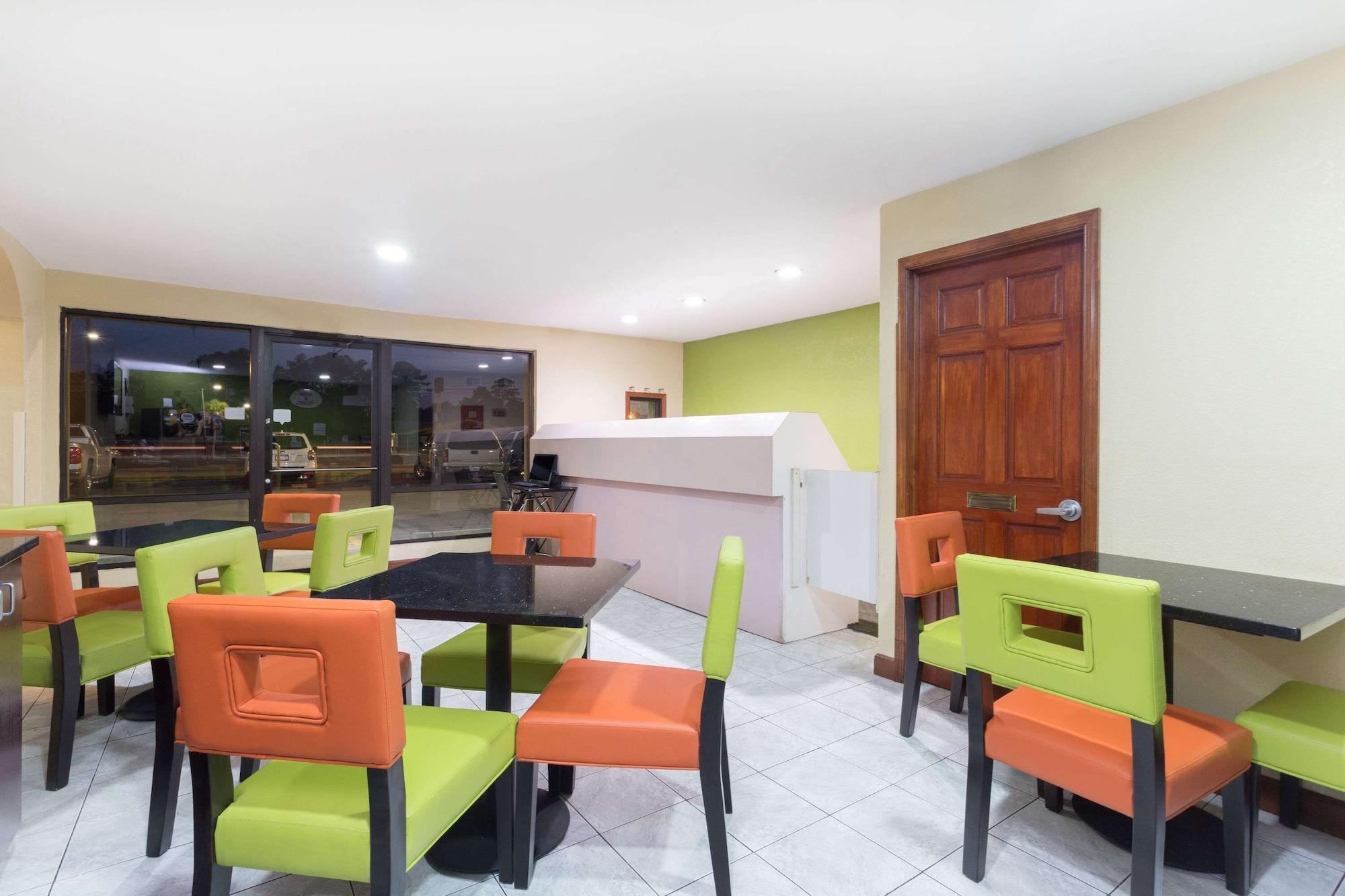 Vista Lobby Super 8 by Wyndham Brunswick/St Simons Island Area