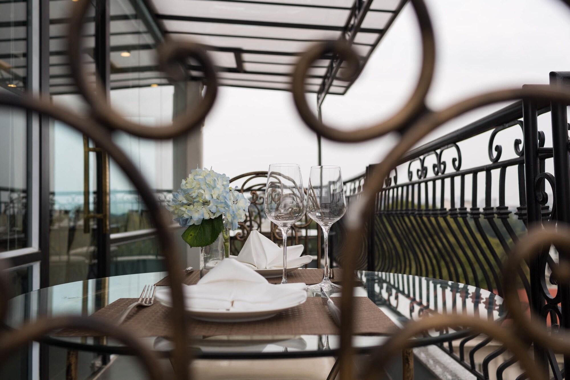 Bar/Salón Hanoi Bonsella Hotel