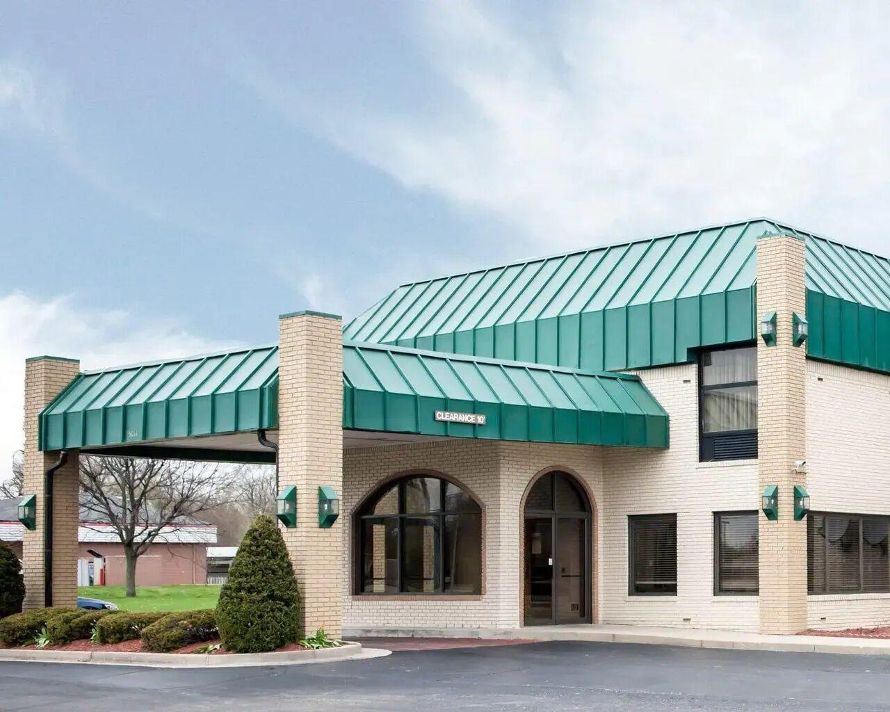 Vista Exterior Lafayette Inn & Suites
