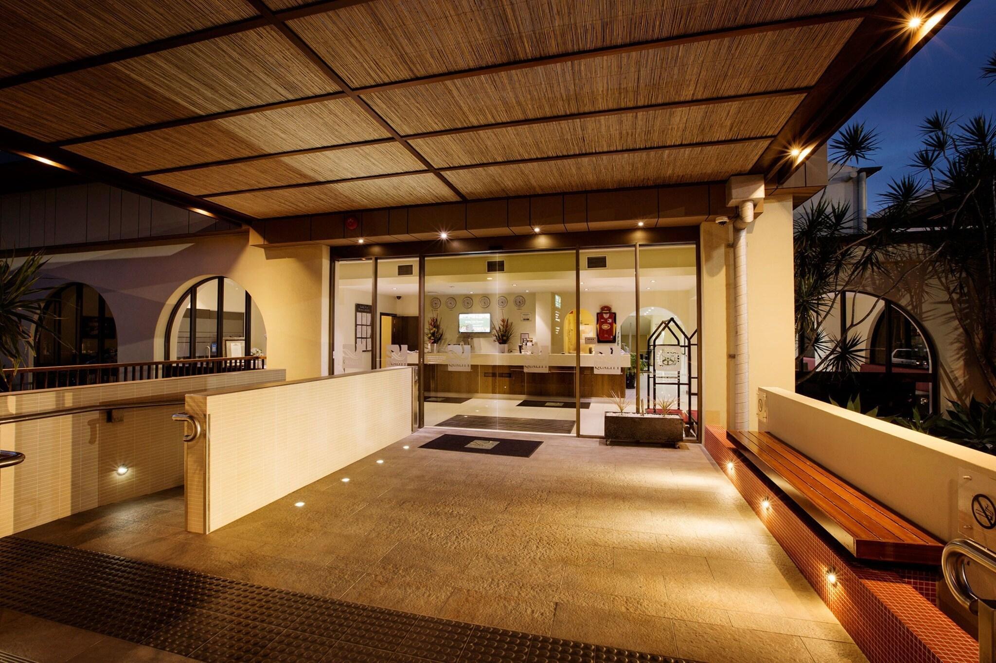 Vista Lobby Nightelier Mermaid Waters