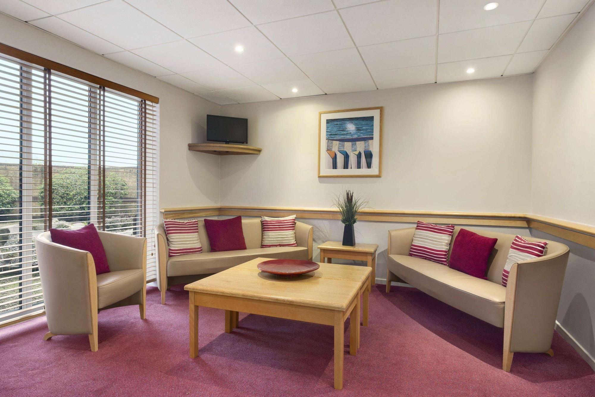 Vista Lobby Days Inn by Wyndham Abington M74