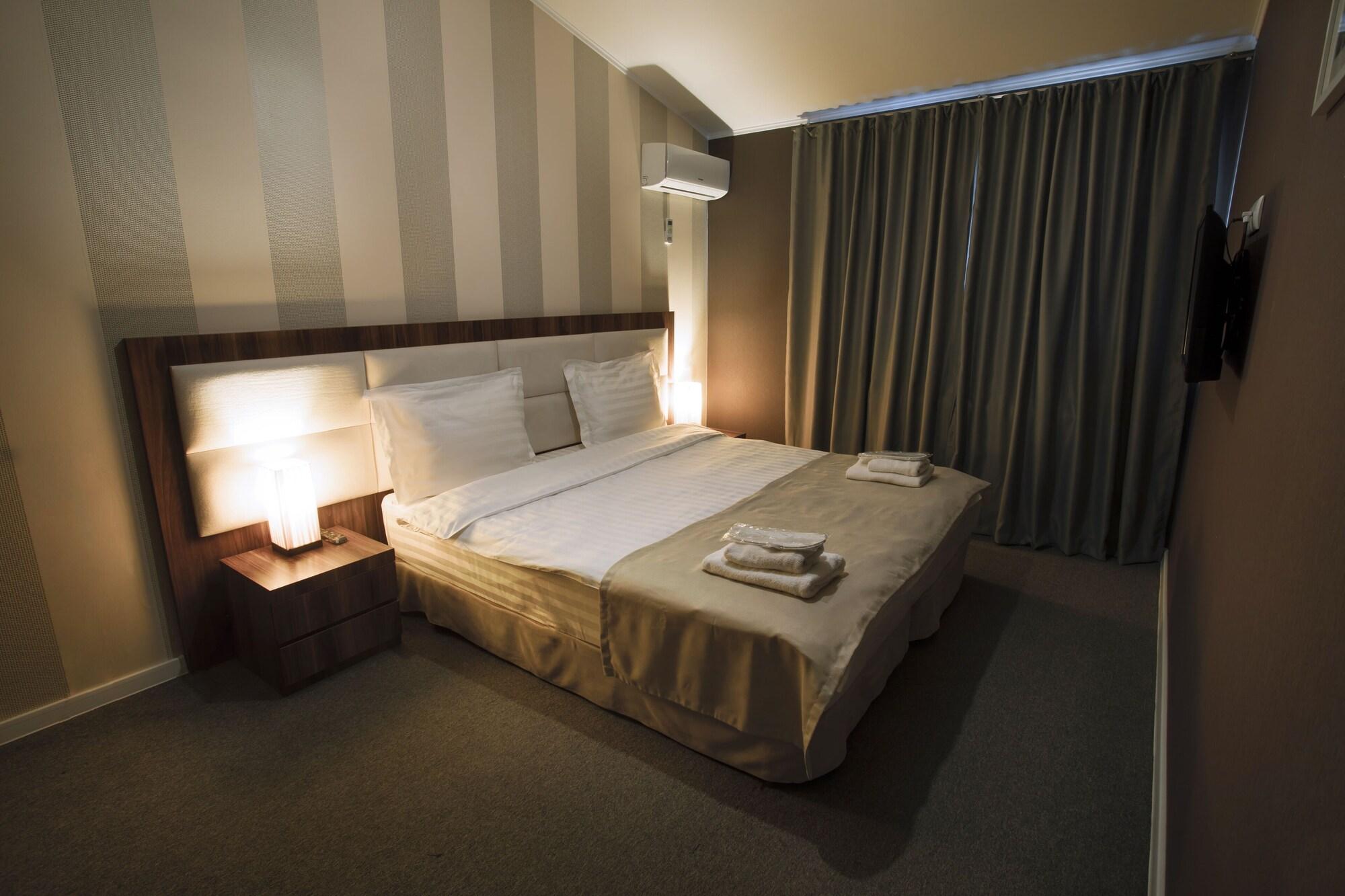 Varios Hotel West