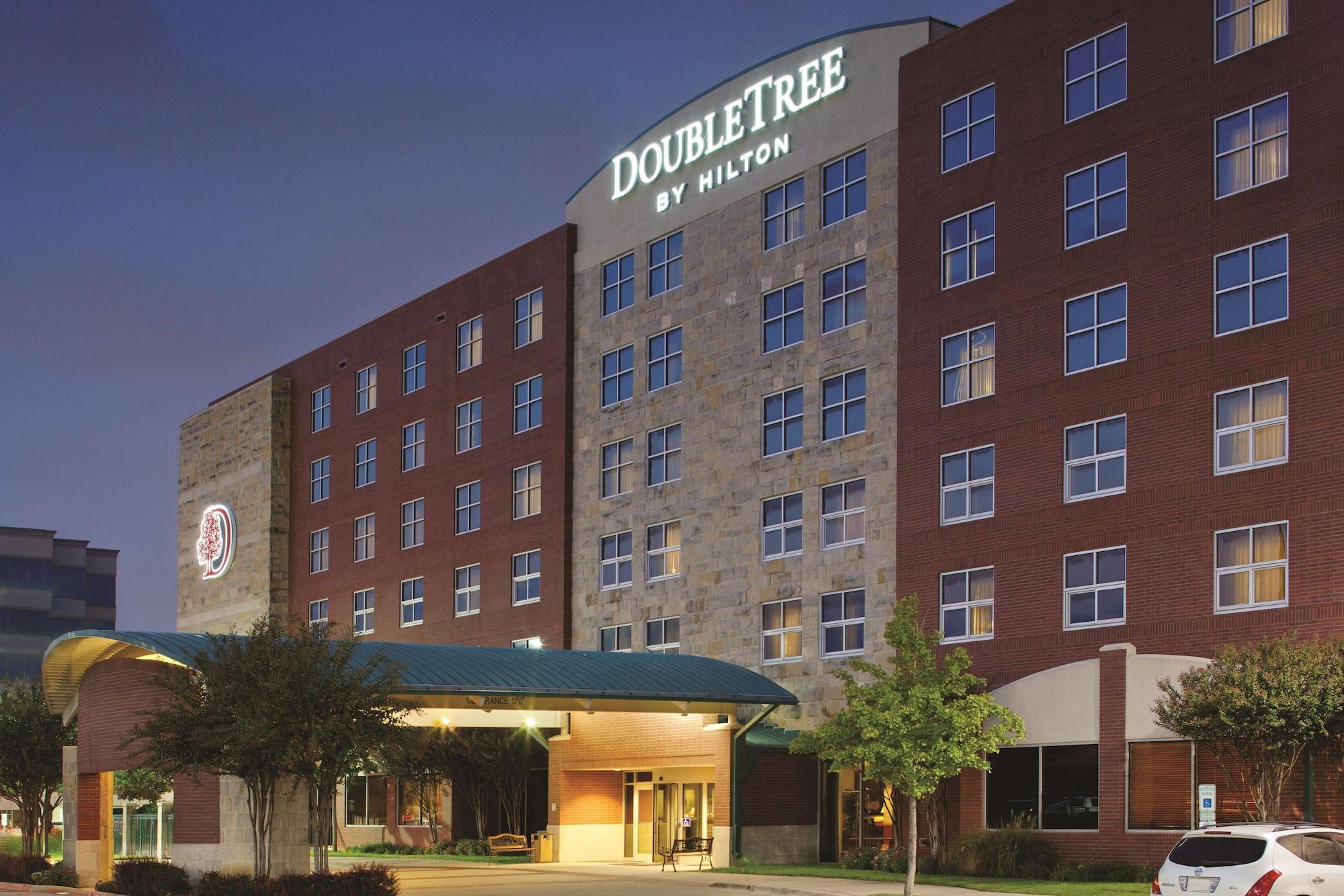Vista Exterior DoubleTree by Hilton Dallas - Farmers Branch