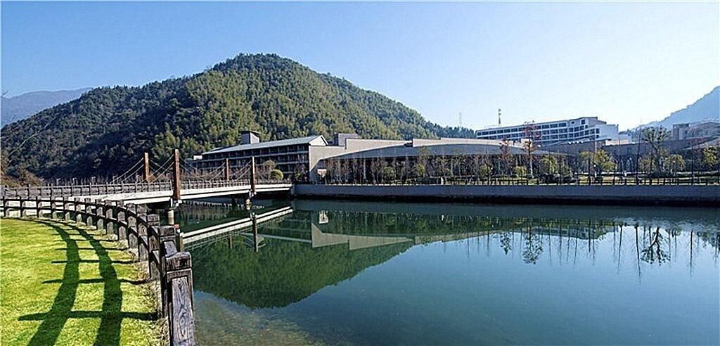 Varios Mont Aqua Resort