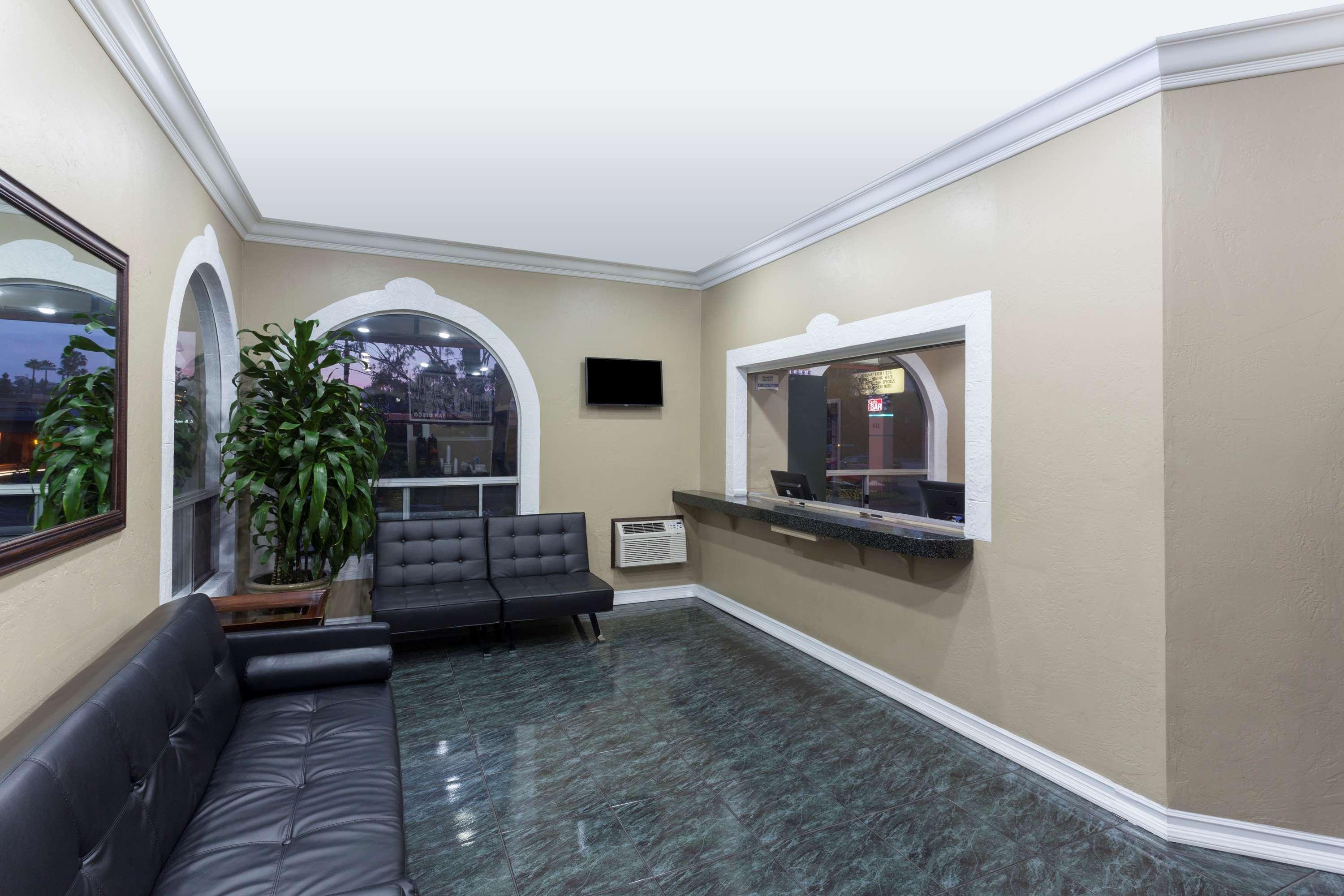 Vista Lobby Super 8 by Wyndham San Diego Hotel Circle