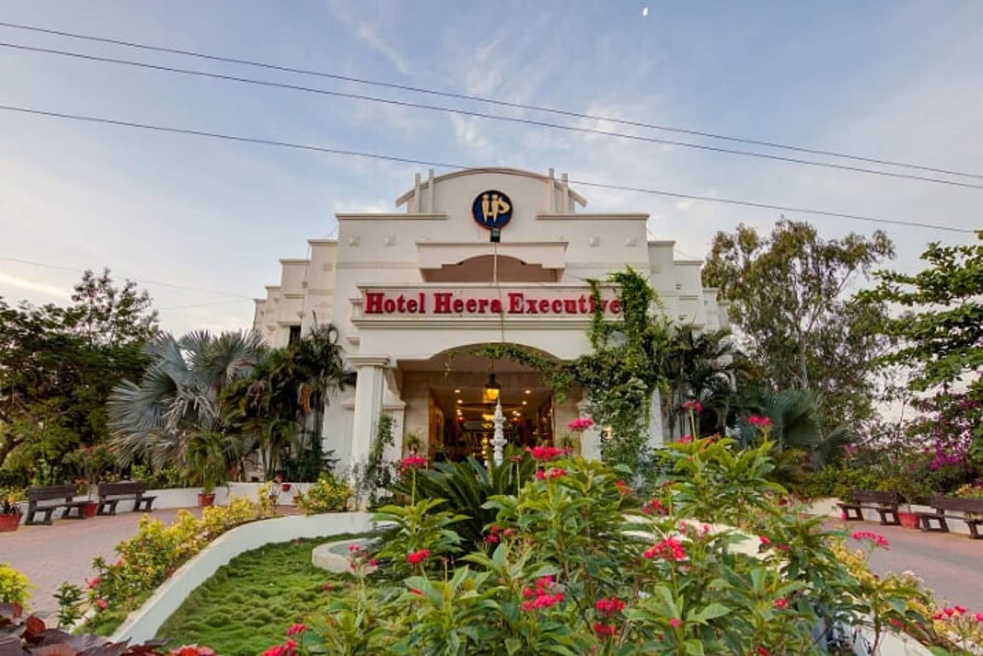 Vista Exterior Hotel Heera Excutive