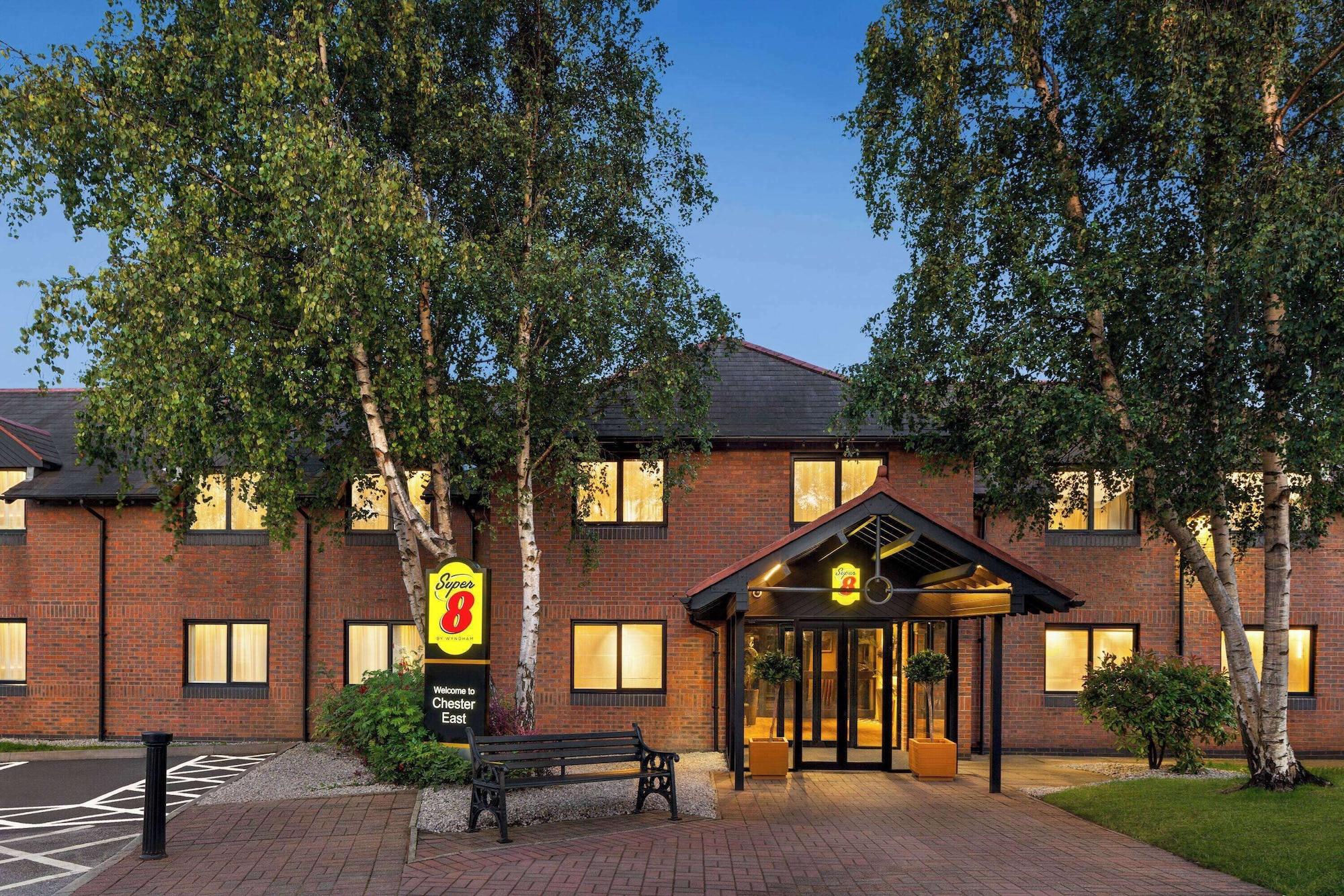 Vista Exterior Super 8 by Wyndham Chester East