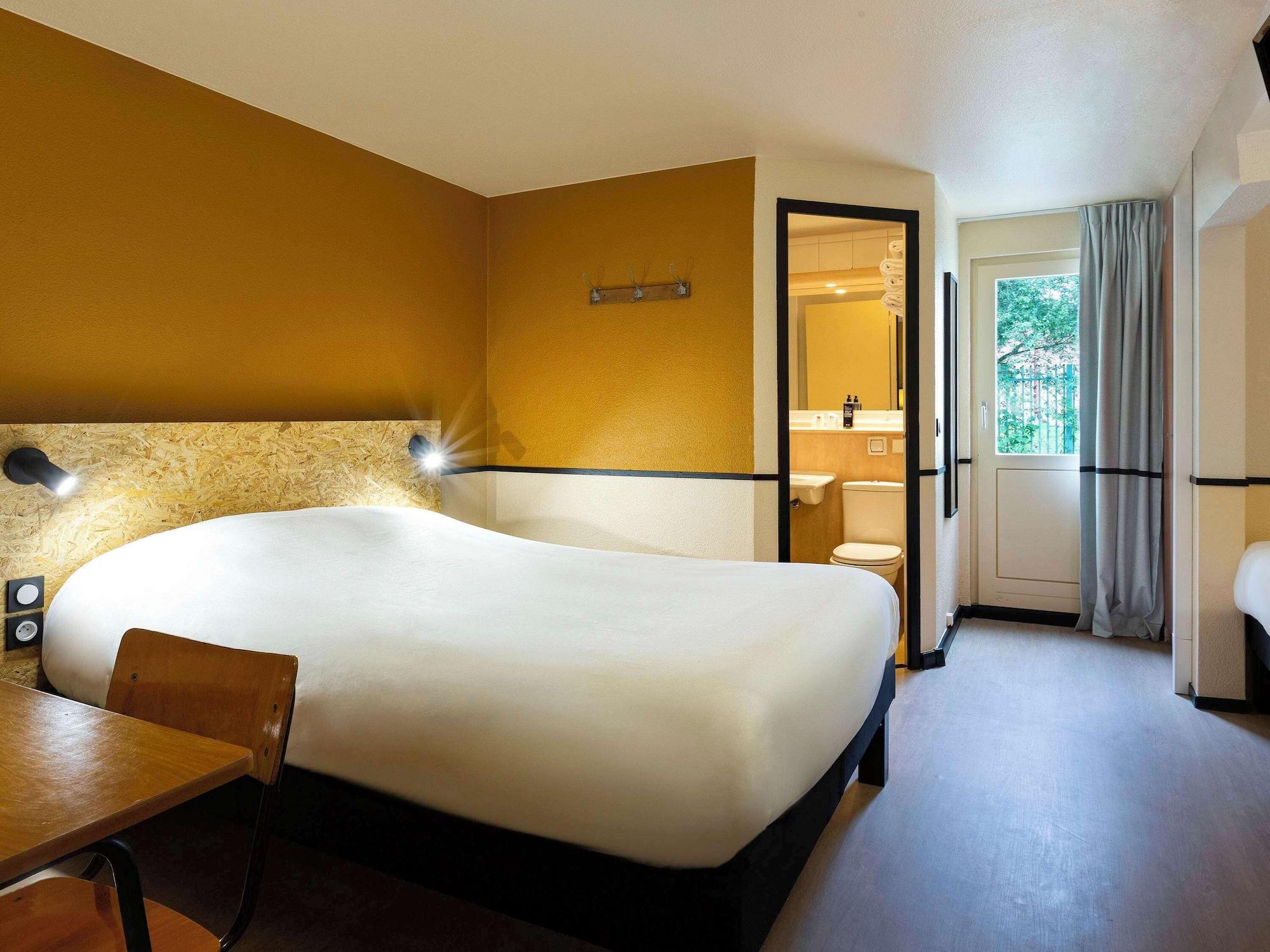 Varios greet Hotel Villeneuve La Garenne