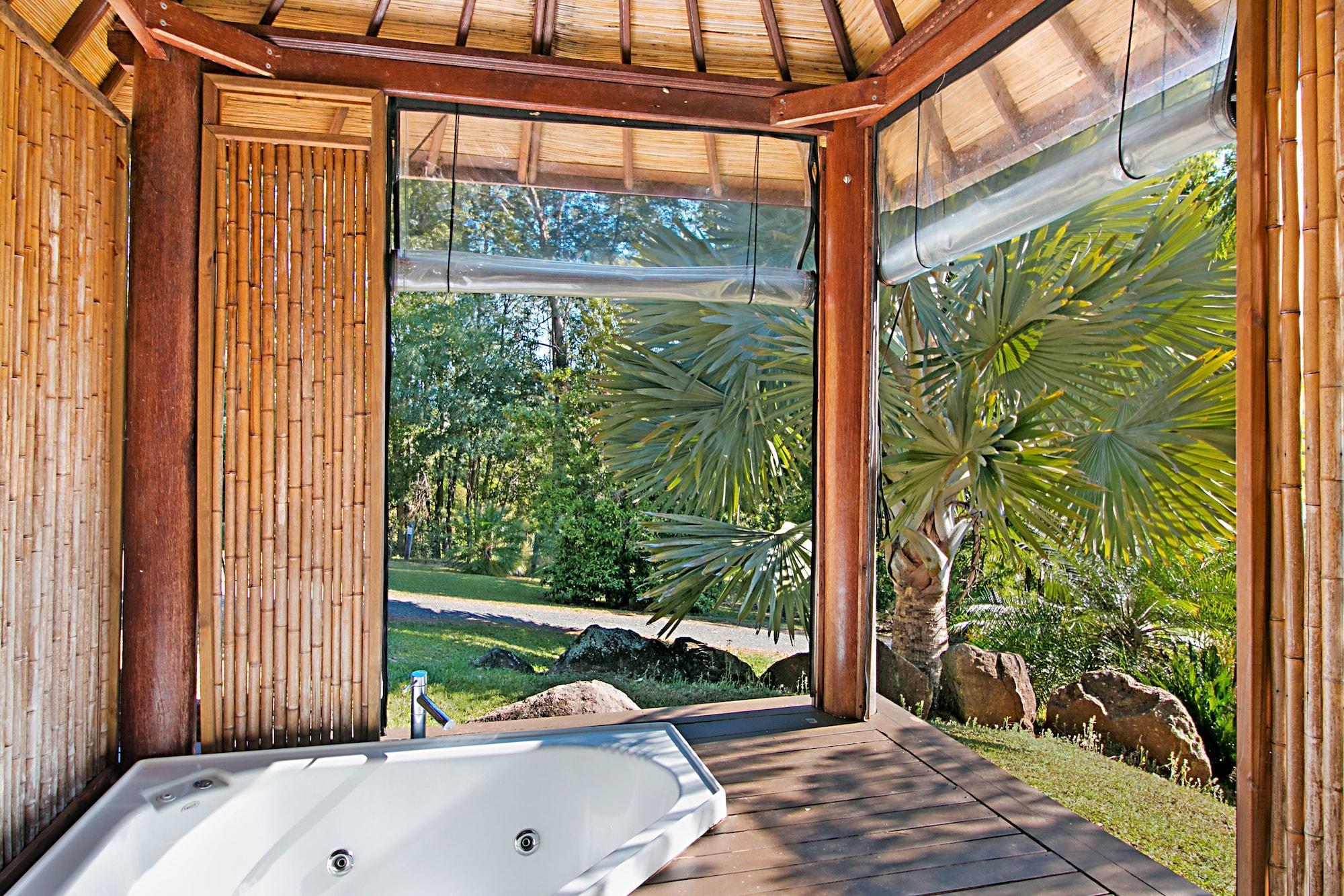 Varios Limpinwood Lodge