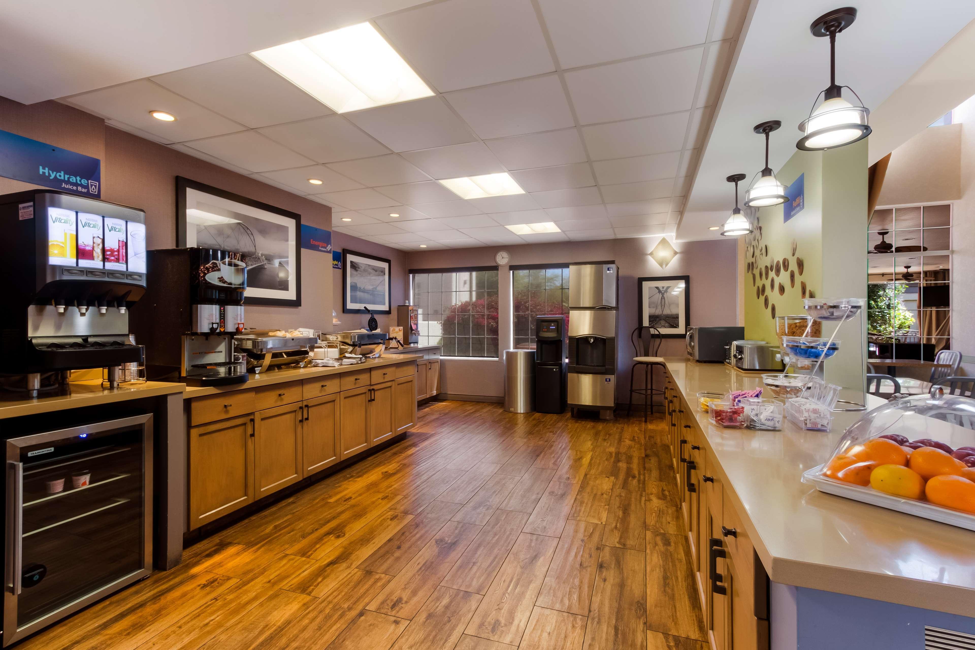 Restaurant SureStay Plus Hotel by Best Western Tempe University