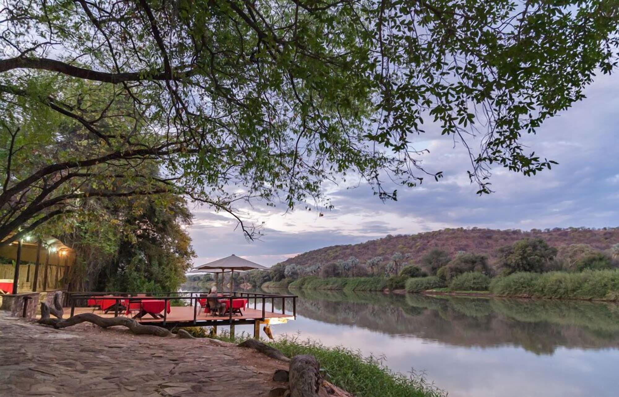 Vista Exterior Kunene River Lodge