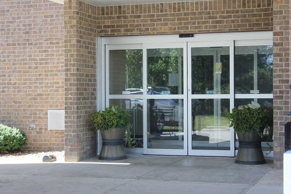 Vista Exterior Super 8 by Wyndham Adrian