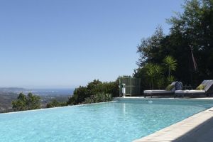 Alquiler Vacacional - Stylishly renovated villa with heated infinity pool and sea views over Cannes
