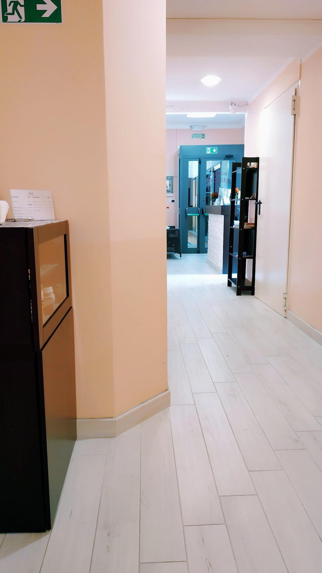 Varios Hotel Everest