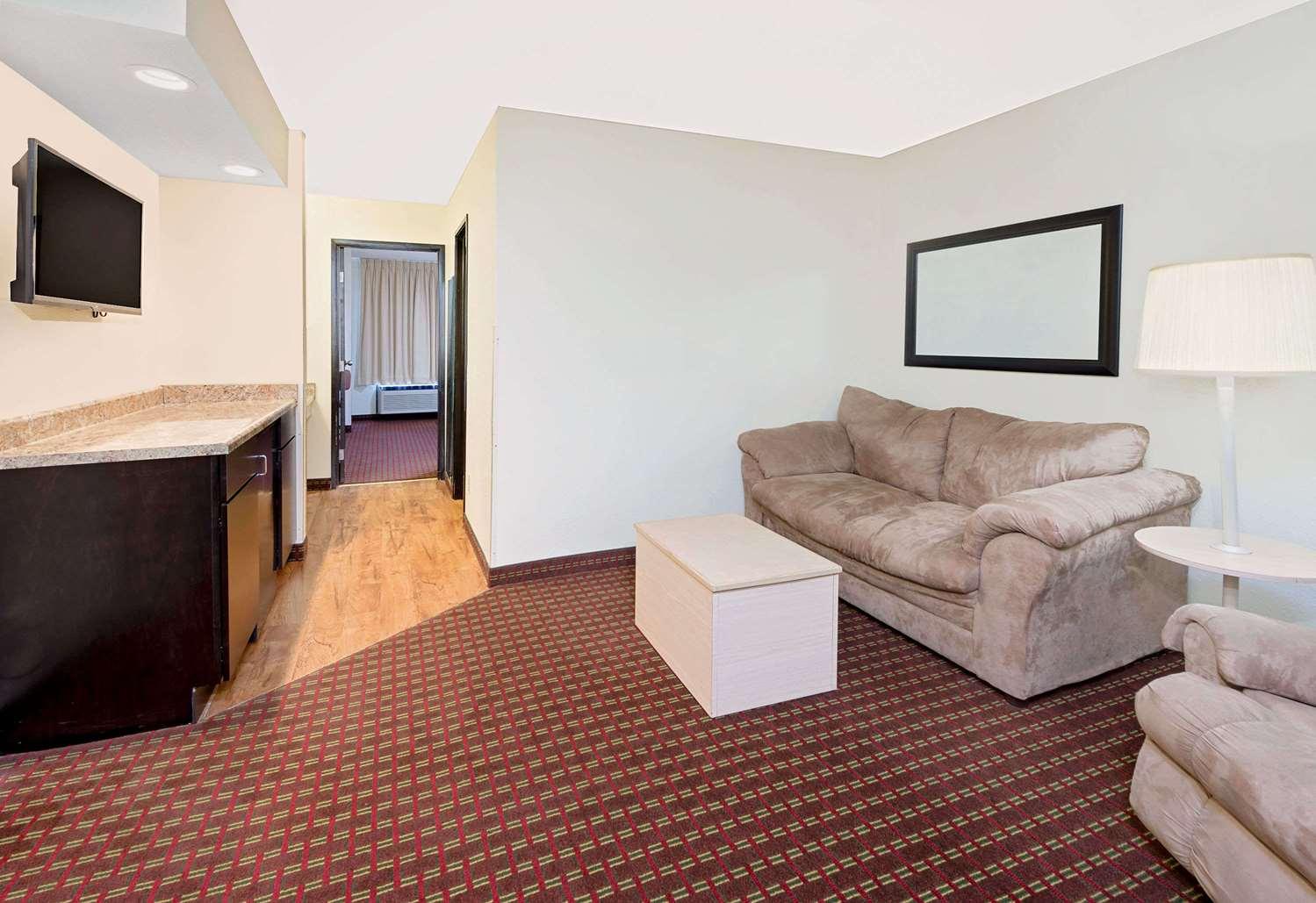Suite Super 8 by Wyndham Metropolis