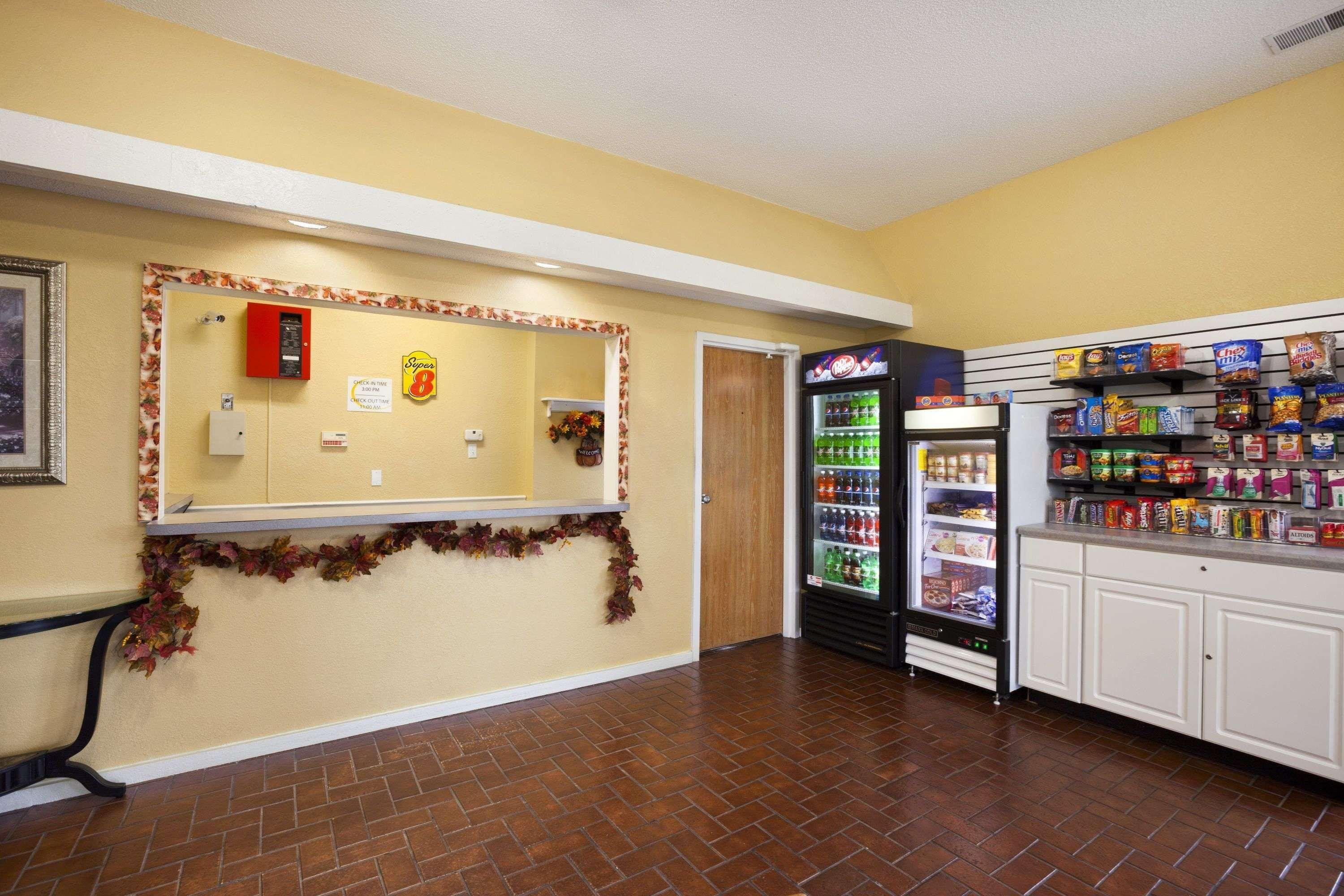 Vista Lobby Super 8 by Wyndham Salem