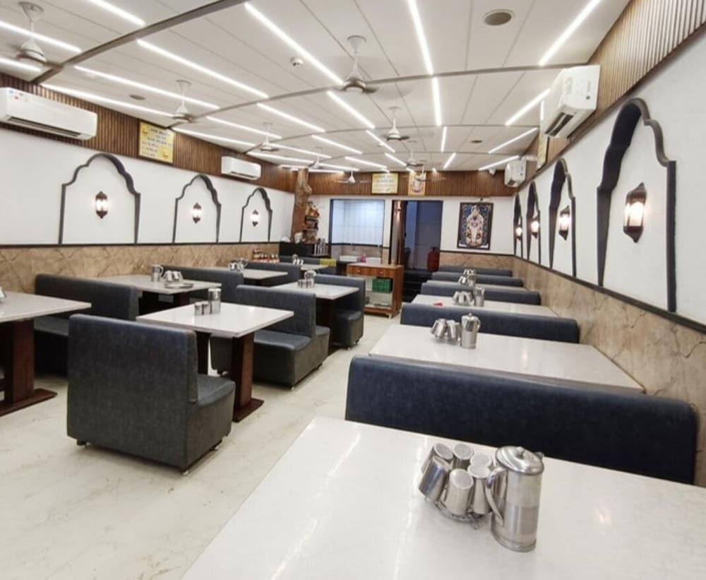 Restaurant Hotel Kant by GoHotels - Near Shree Dwarkadhish Temple