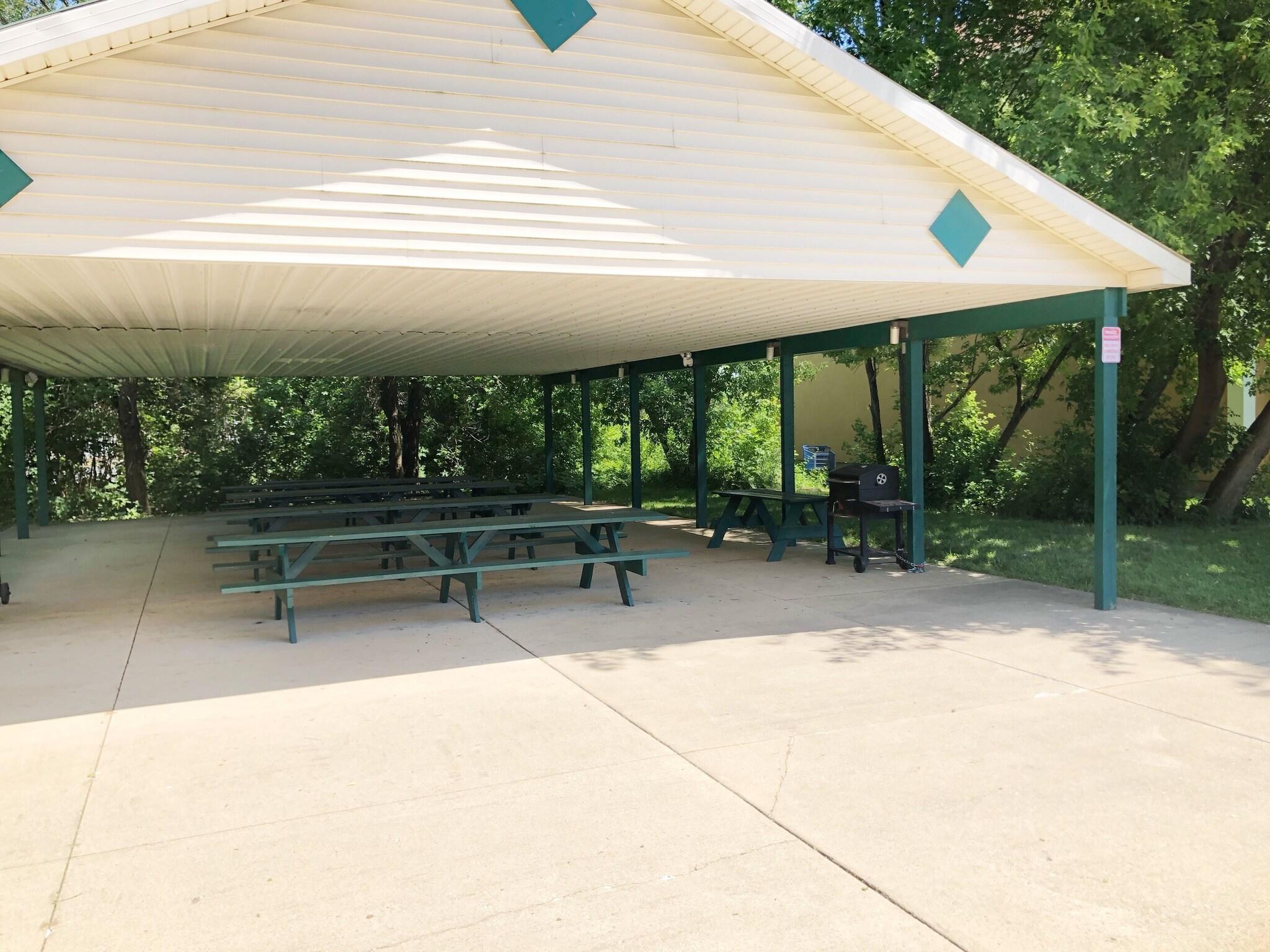 Varios Super 8 by Wyndham Three Rivers