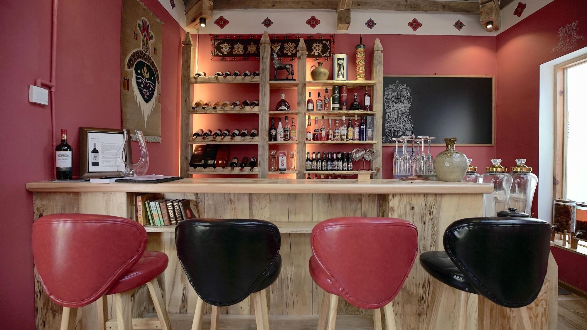 Bar/Salón Arro Khampa by Zinc Journey Lijiang