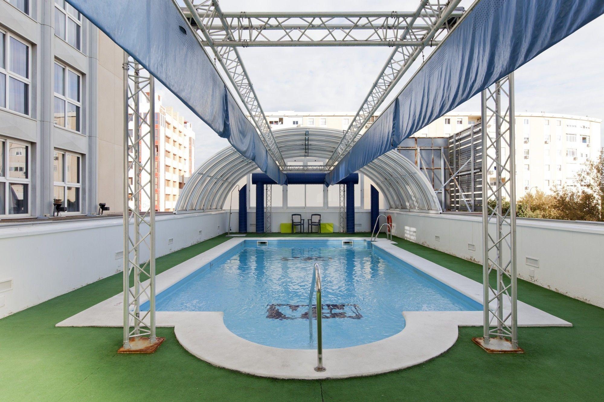 Vista da piscina Hotel Vértice Sevilla