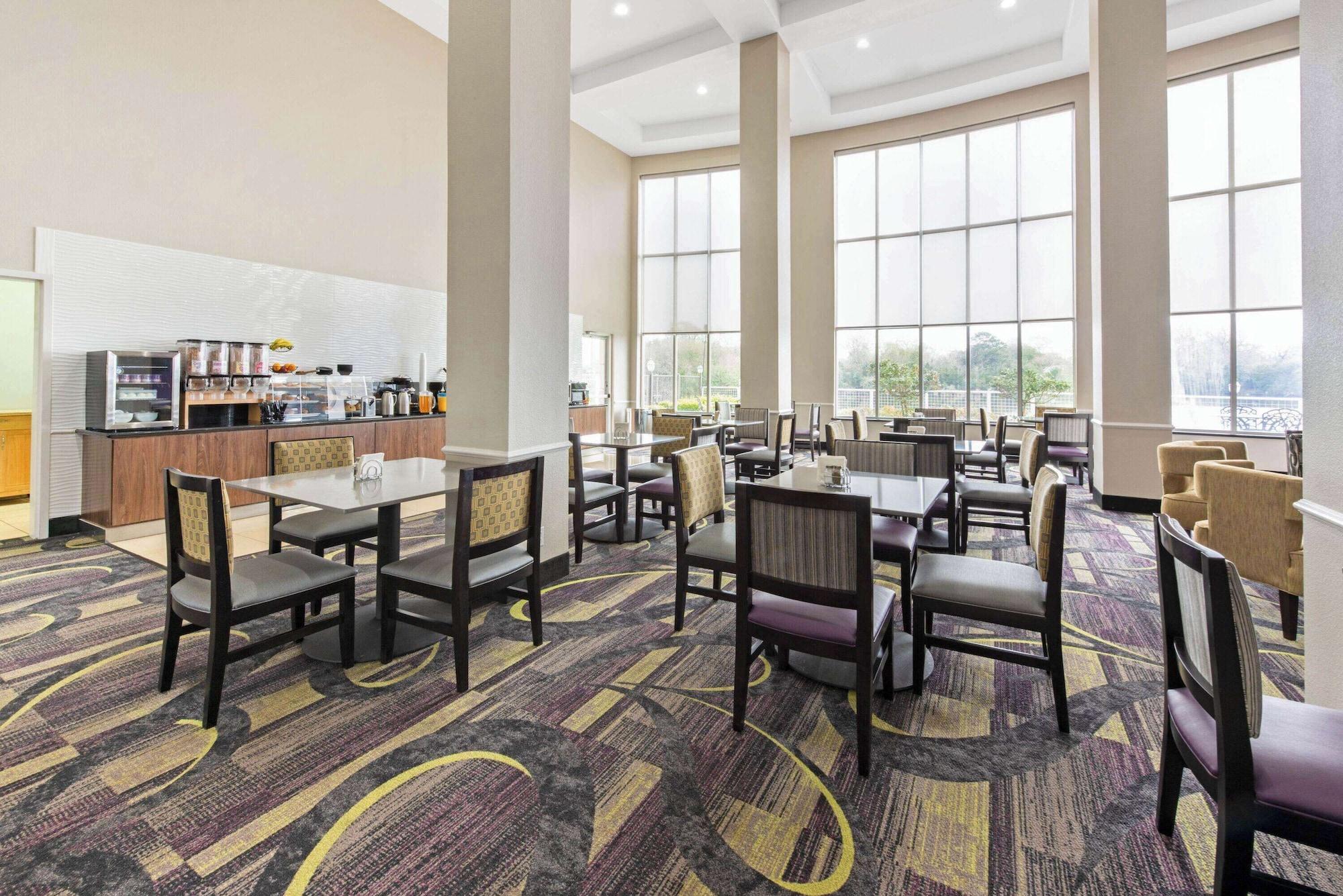 Restaurant La Quinta Inn & Suites by Wyndham Bridge City