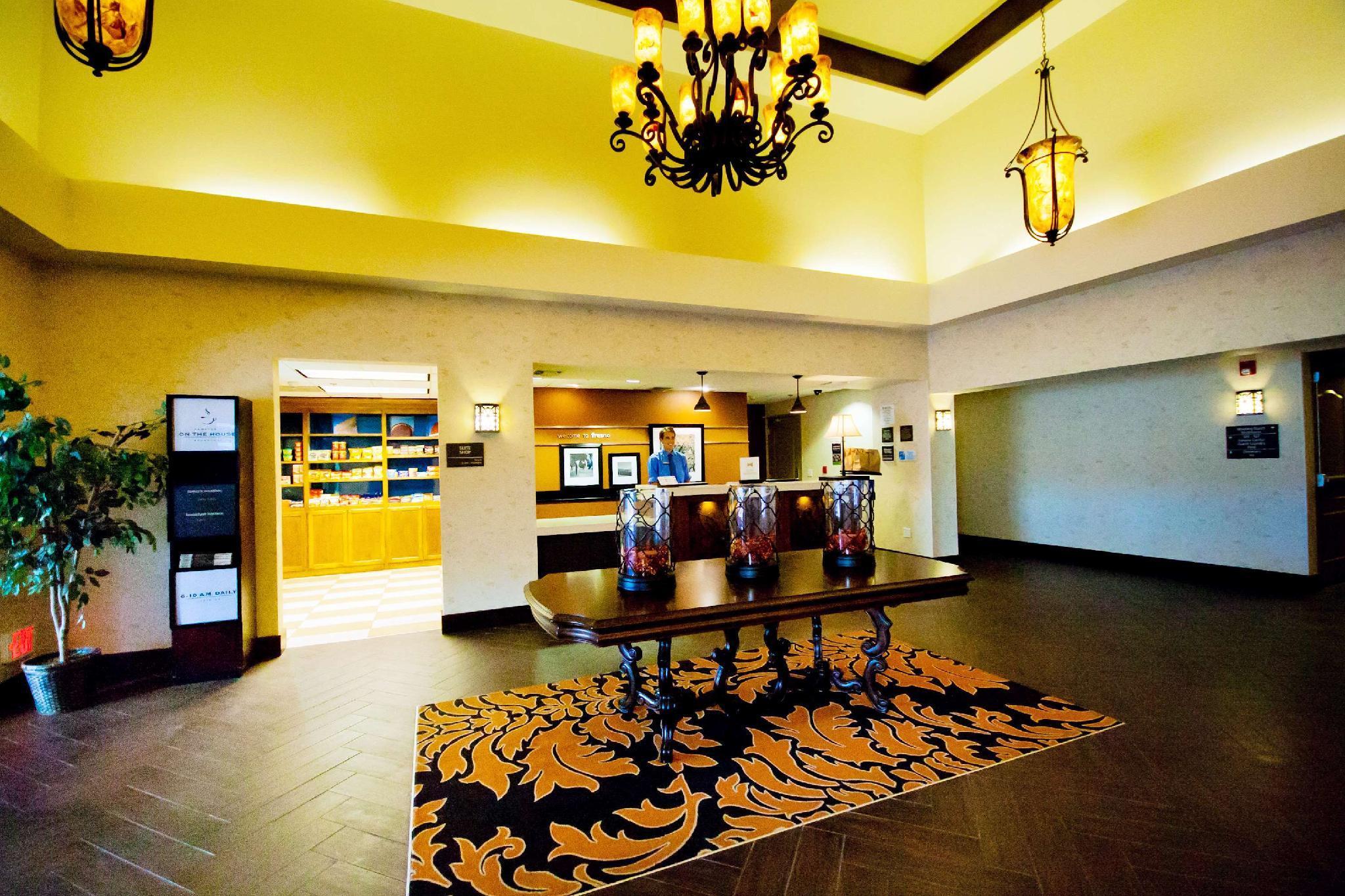 Vista Lobby Hampton Inn & Suites Fresno