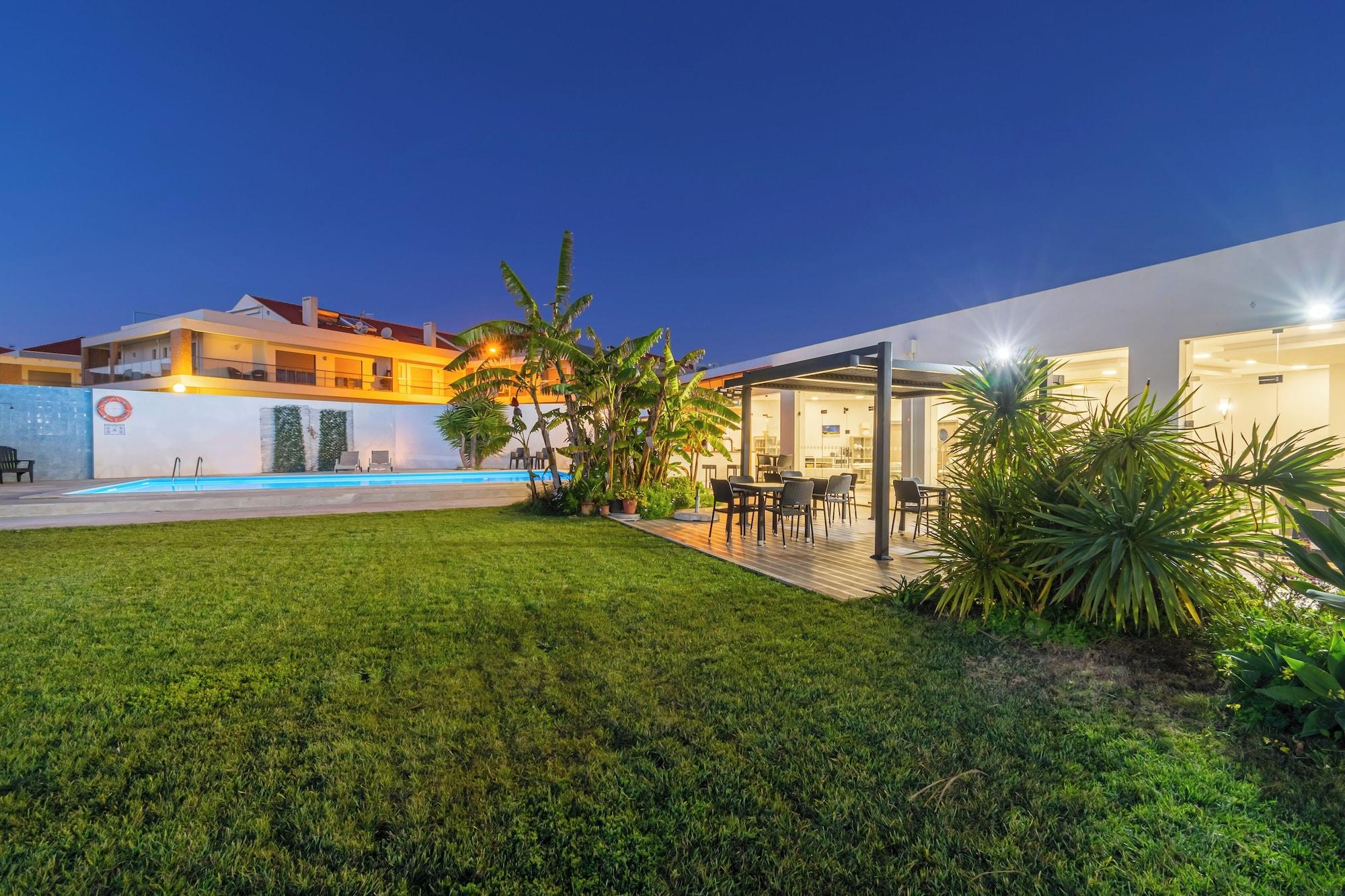 Vista Piscina Silver Seahorse Garden Retreat