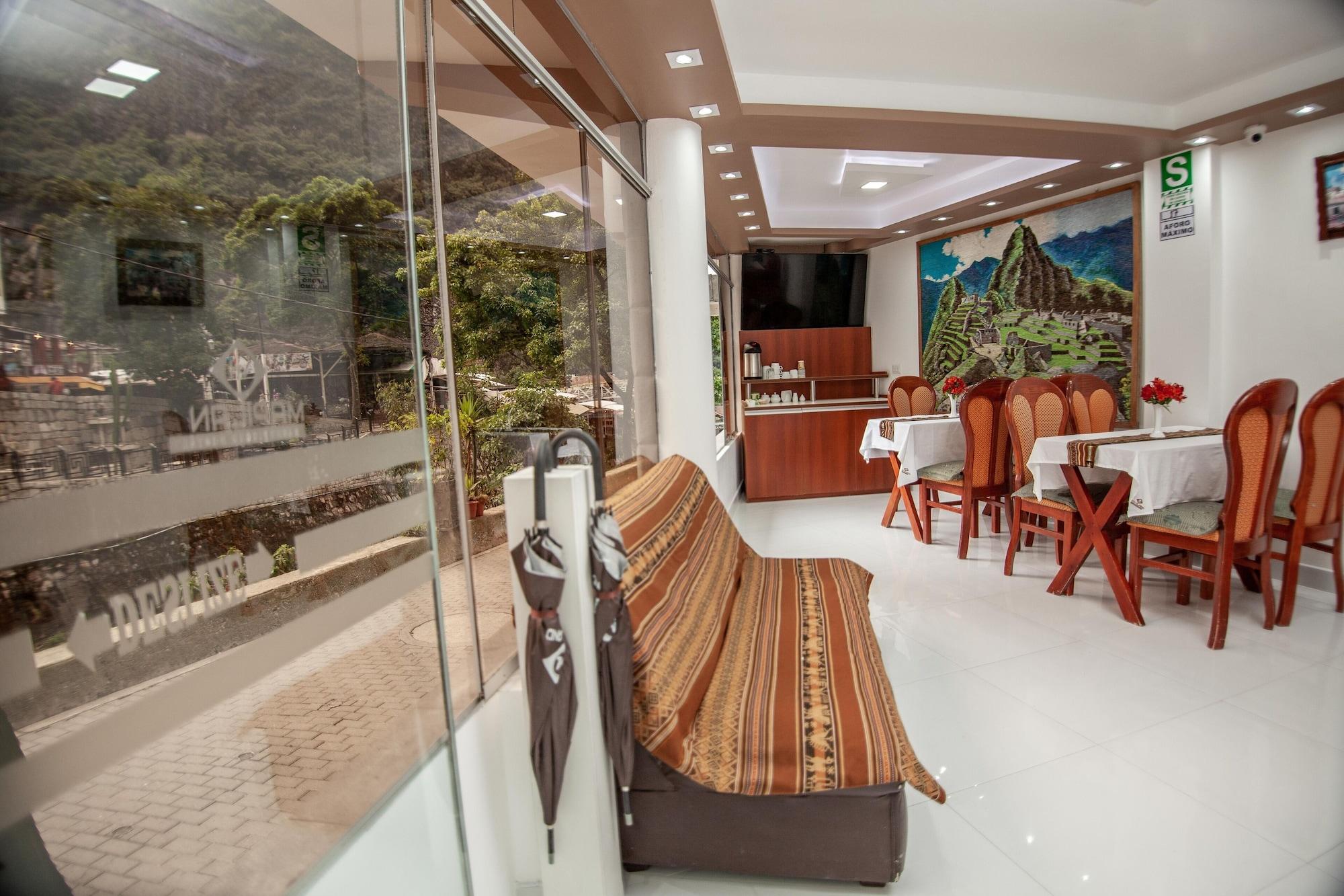 Vista Lobby MAPILAND-Hotel Boutique. a unos pasos de la estación de tren y de autobus. Con vista al río y a las montañas