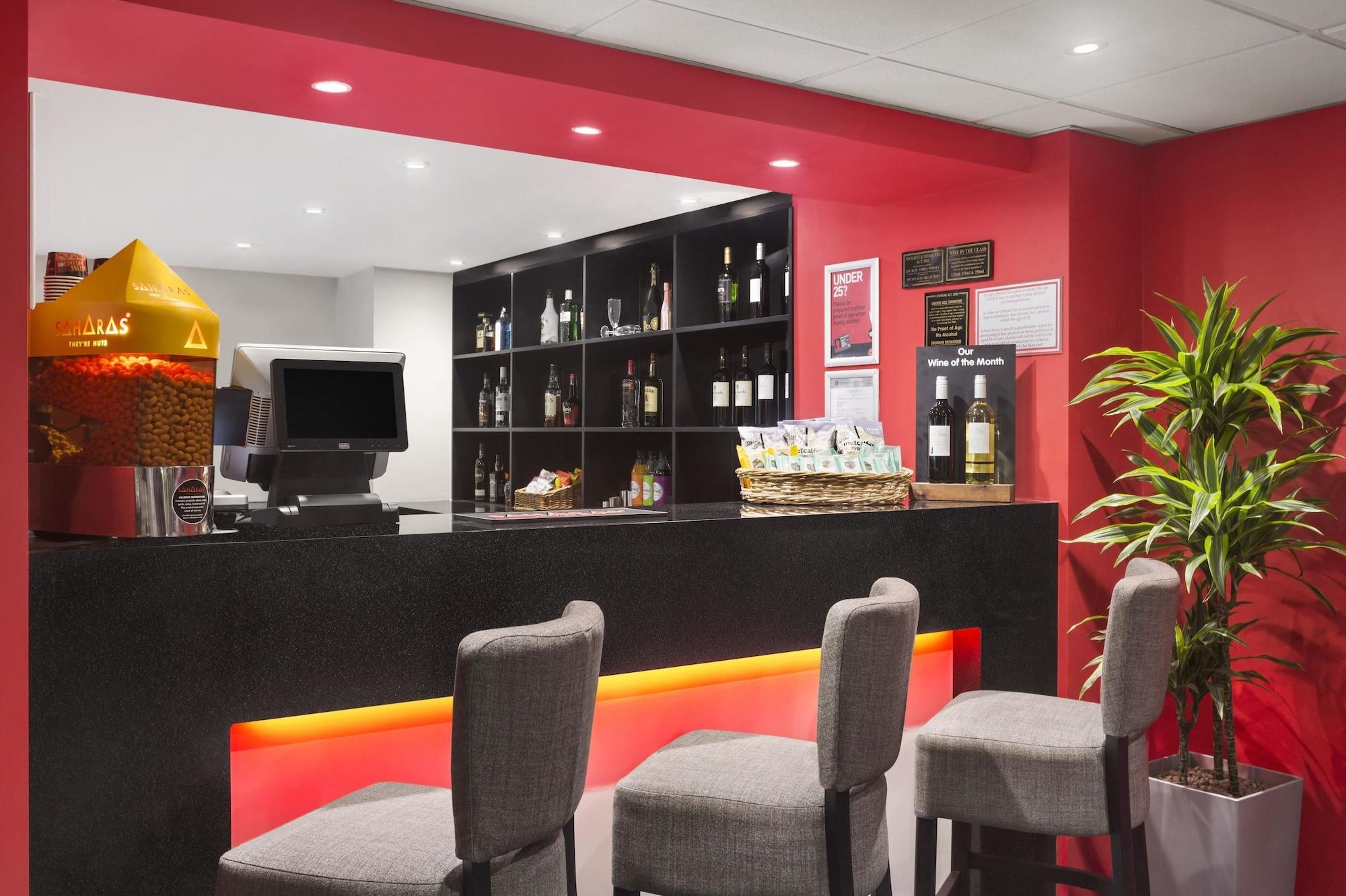 Bar/Salón Ramada by Wyndham South Mimms M25