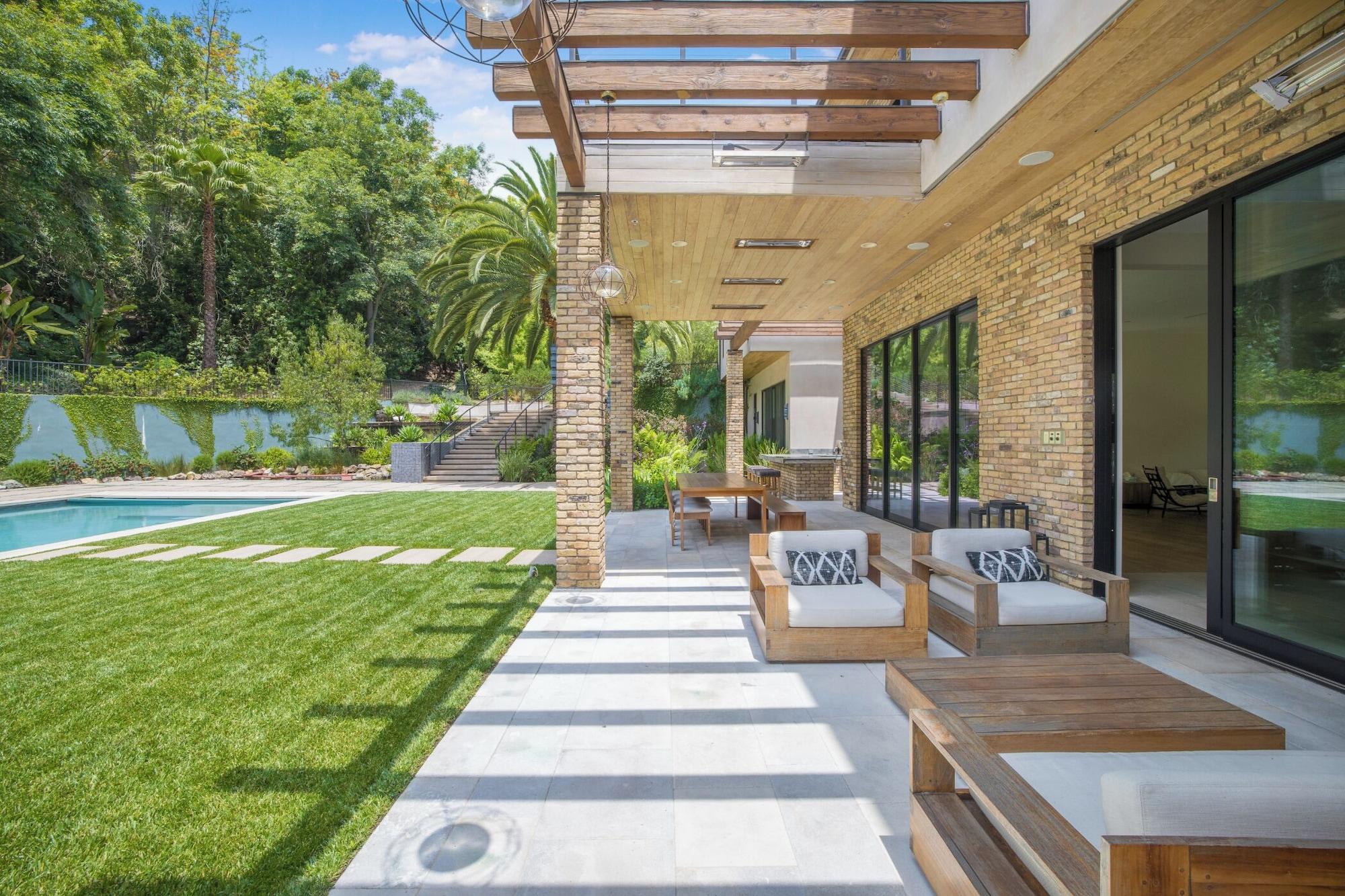 Equipamiento de Habitación Bowmont - Resort-style Beverly Hills Escape w/ Pool, Garden and Privacy