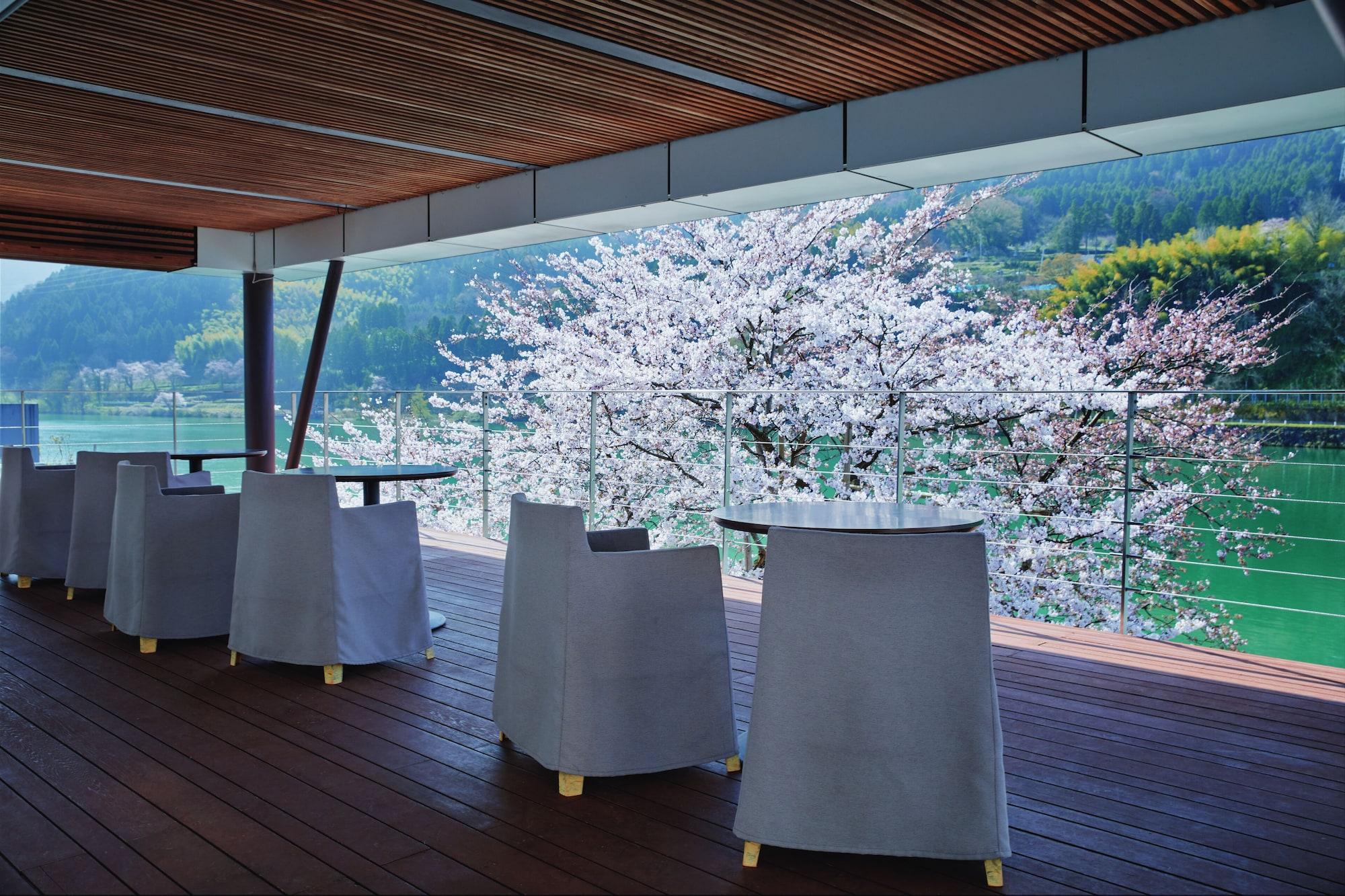 Bar/Salón River Retreat GARAKU