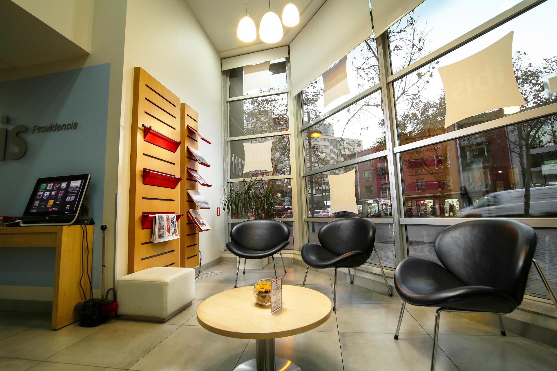 Vista Lobby Ibis Santiago Providencia