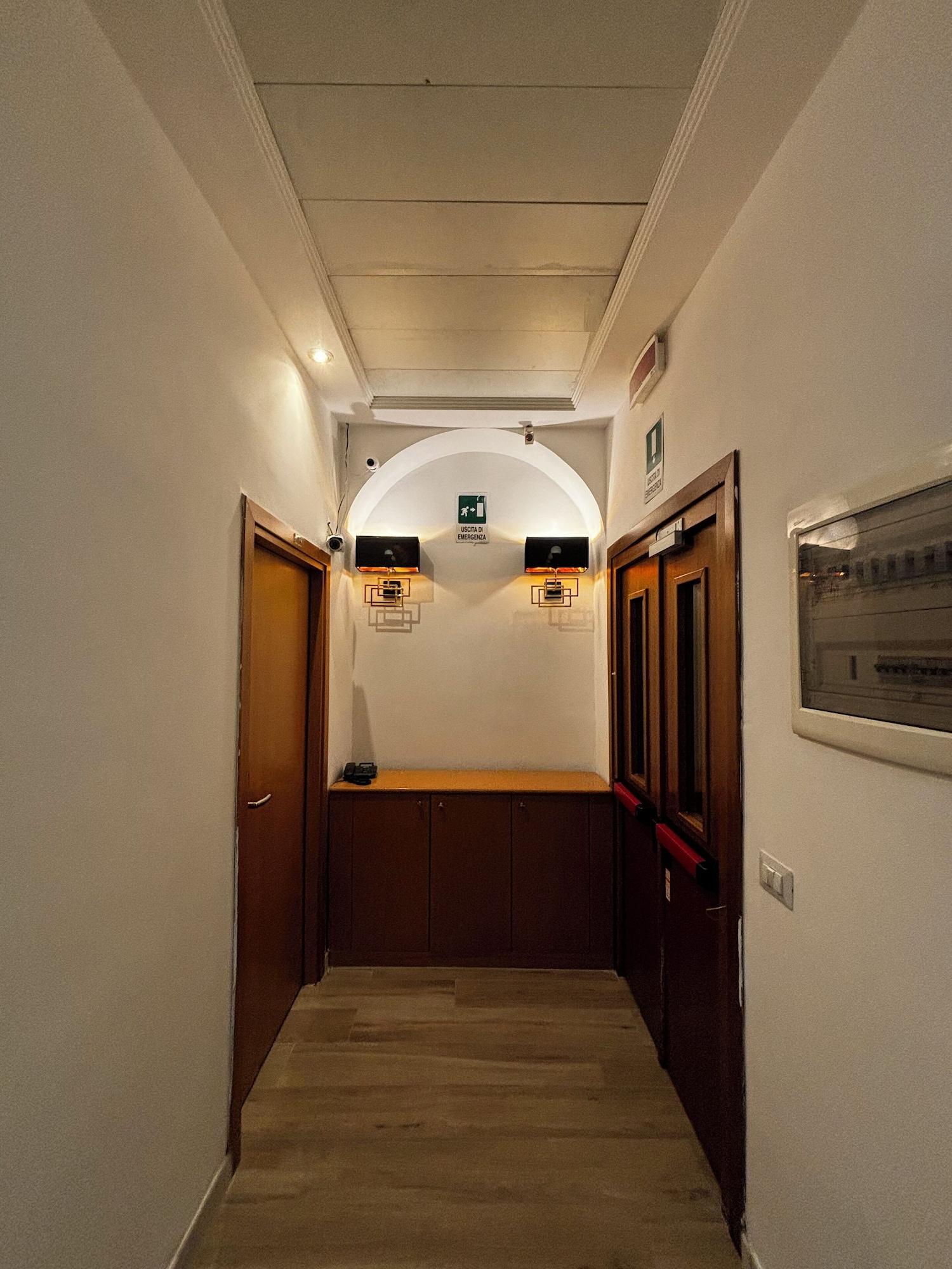 Varios Hotel Gabriella