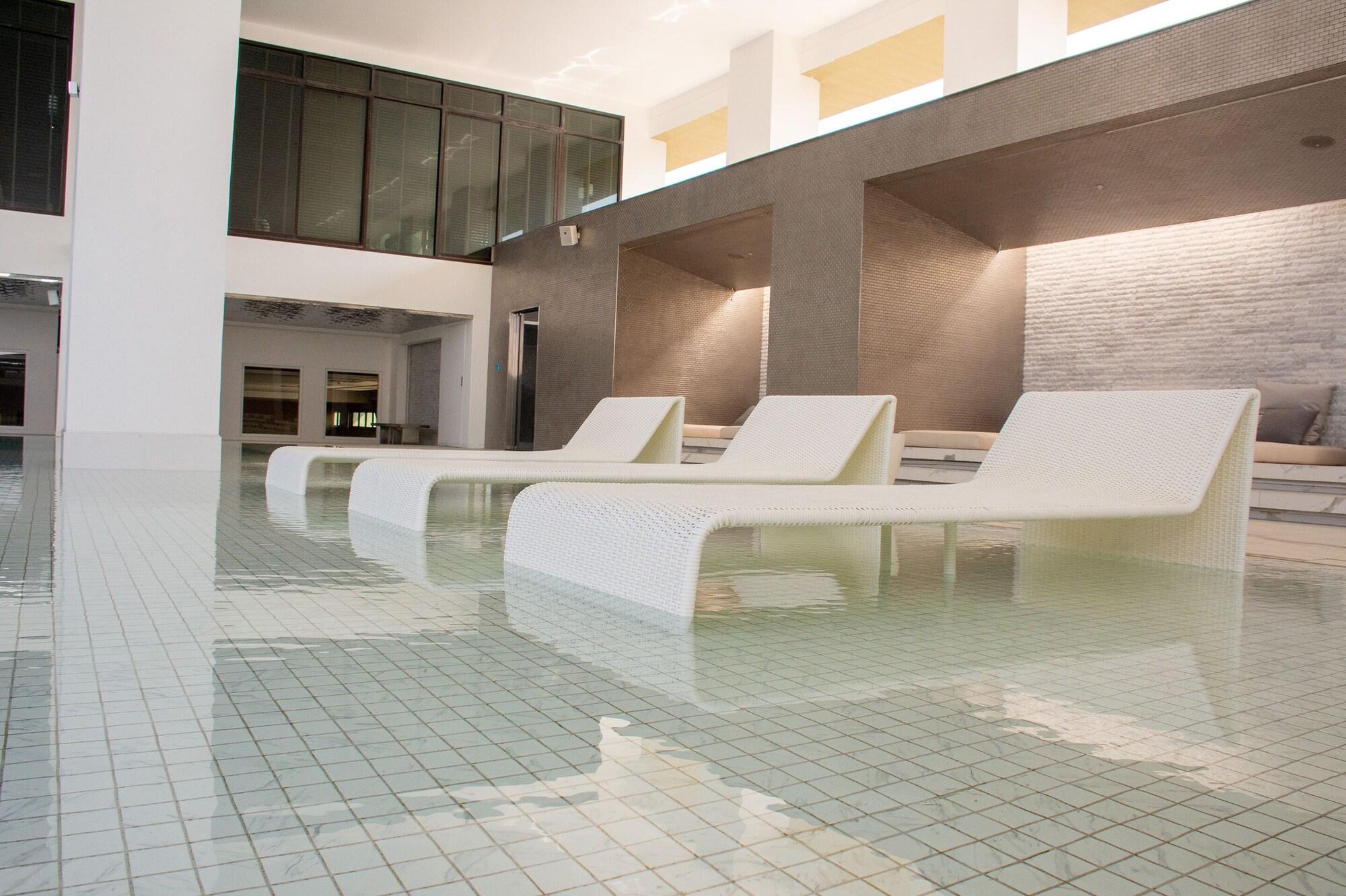 Vista Piscina Grand Richmond Stylish Convention Hotel