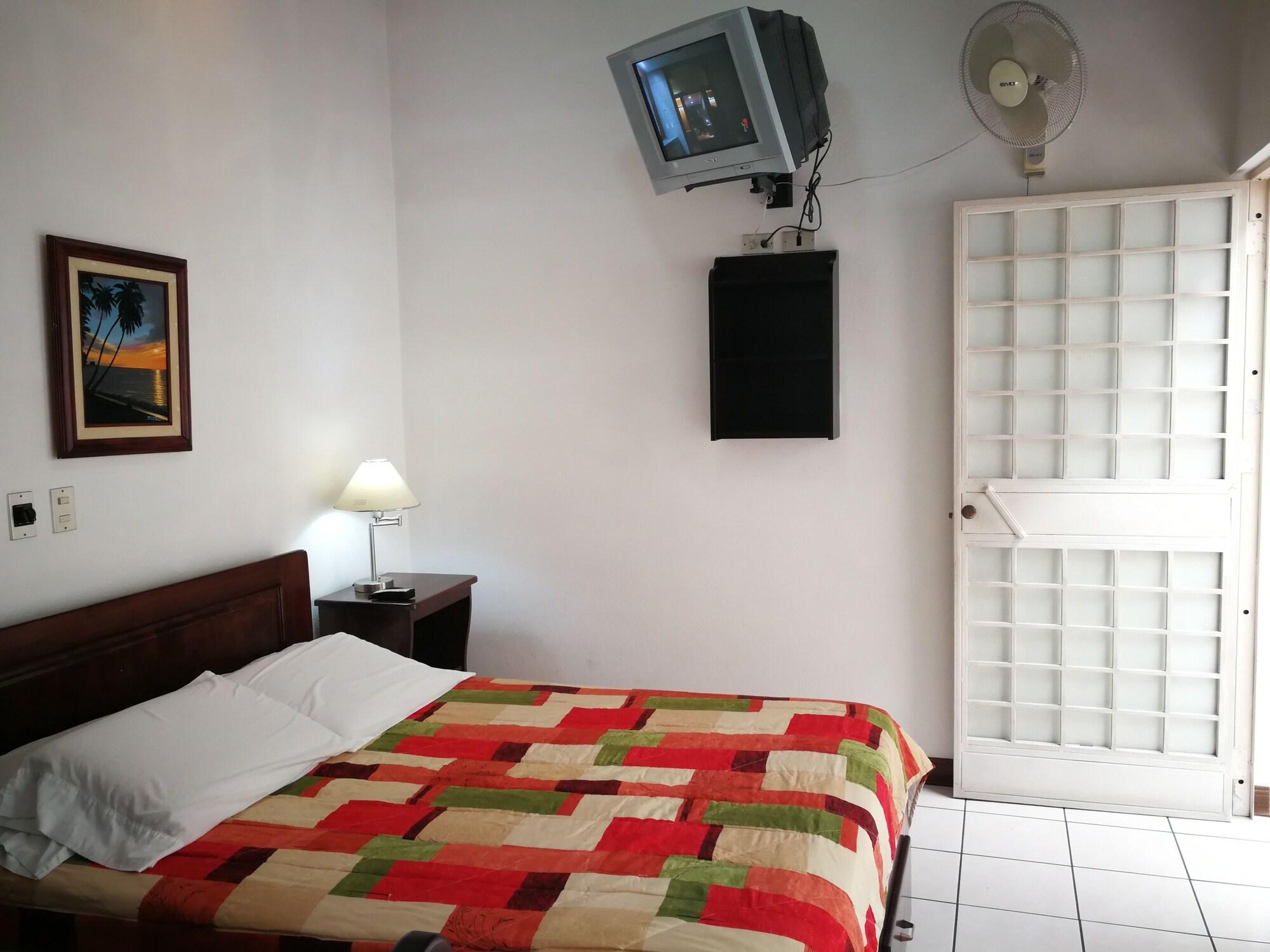 Varios Hotel Hojarascas