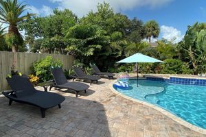 Renta temporal - Gorgeous Cocoa Beach Home W/Heated  Private pool- short walk to beach!
