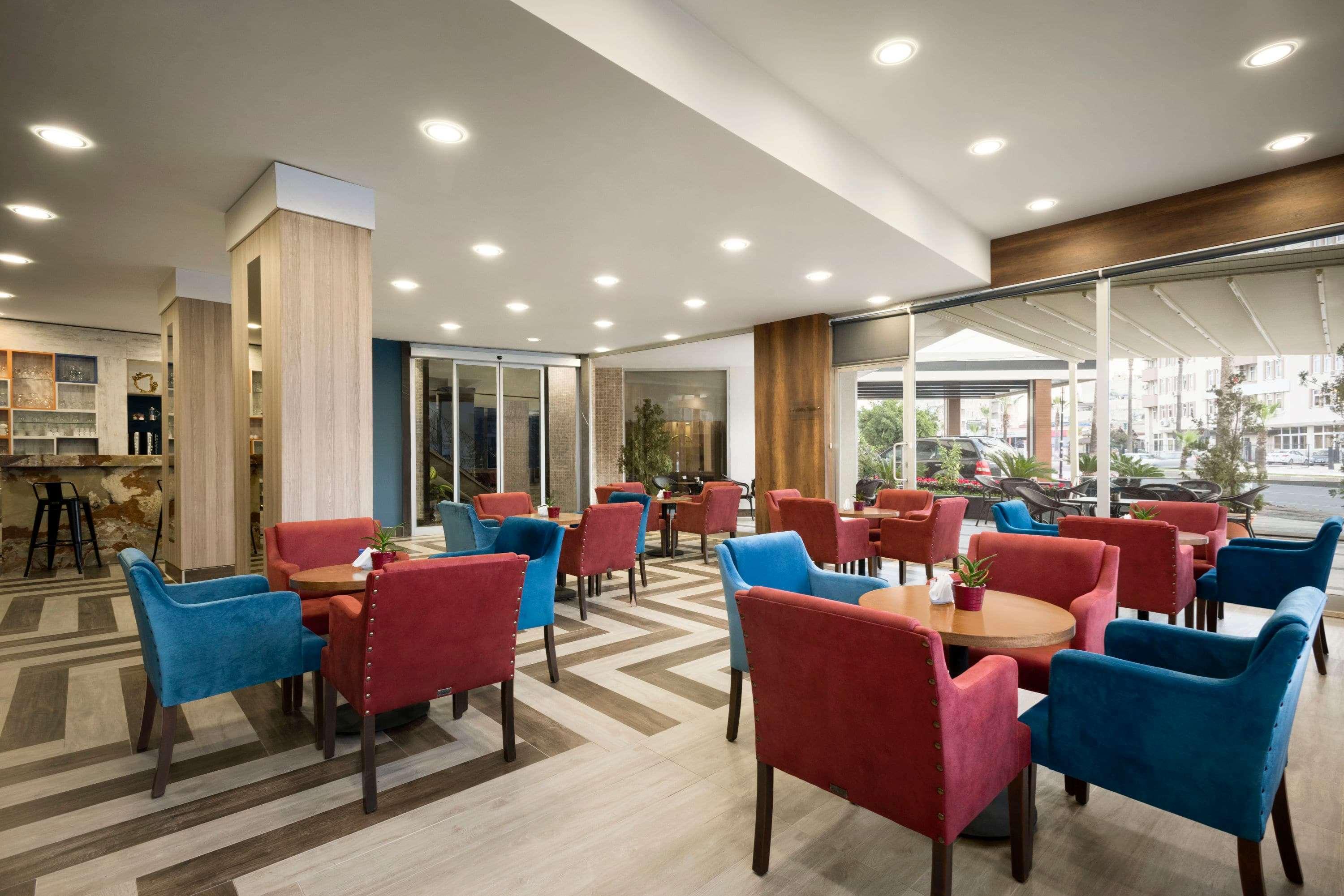 Bar/Salón Ramada by Wyndham Mersin