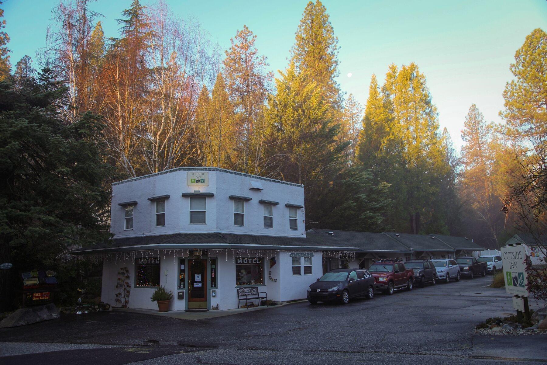 Varios Outside Inn