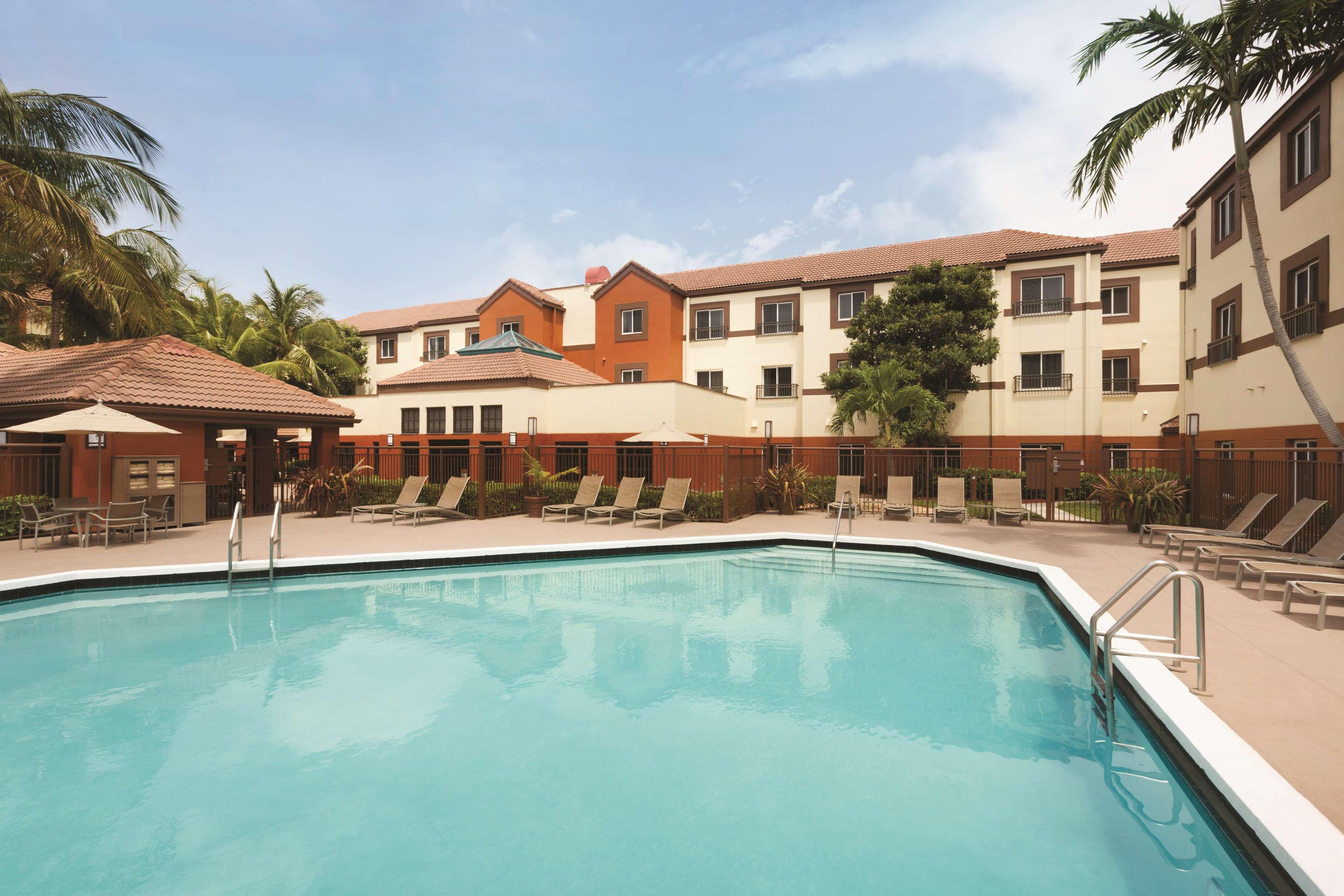 Vista Piscina HYATT house Miami Airport