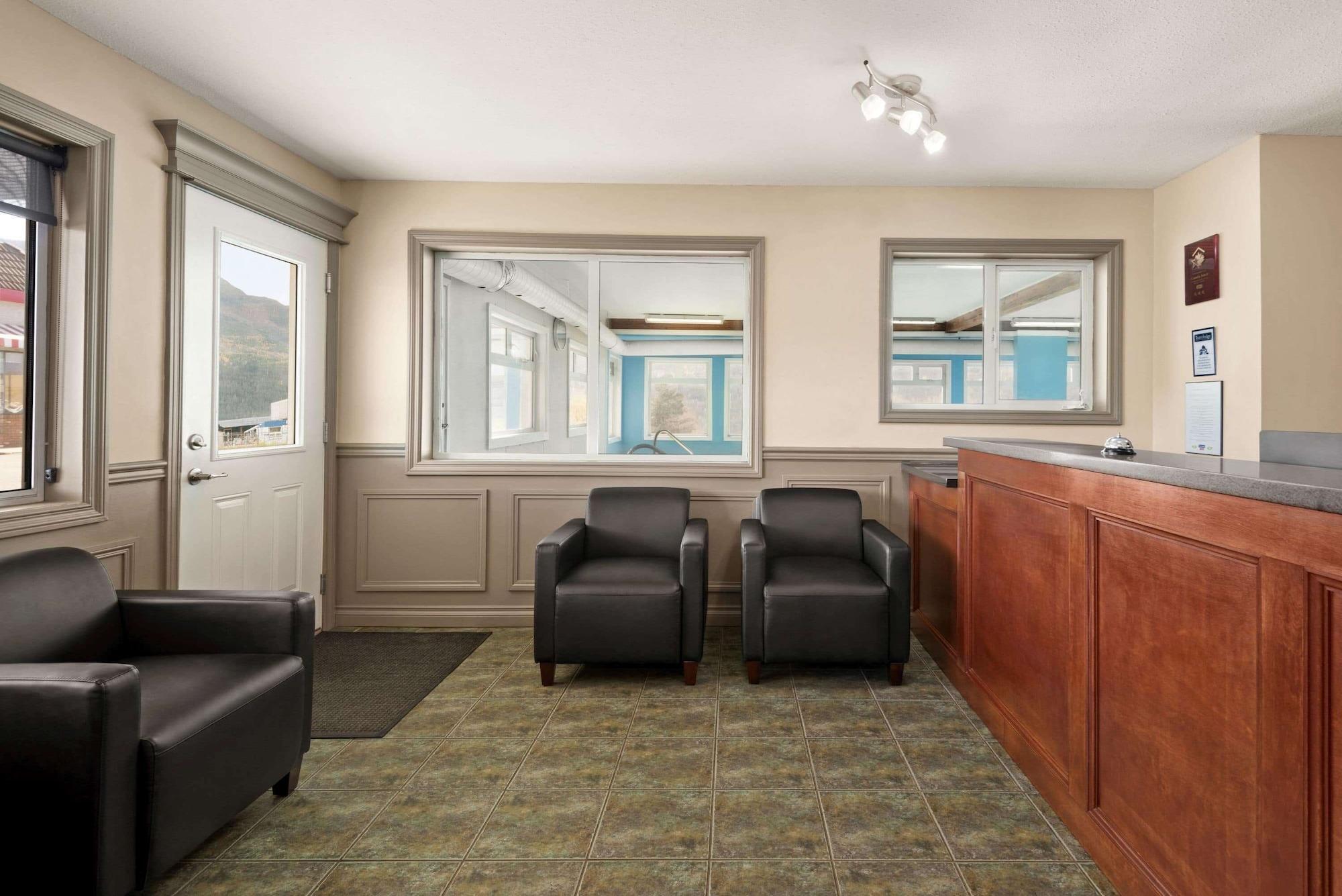 Vista Lobby Travelodge by Wyndham Salmon Arm