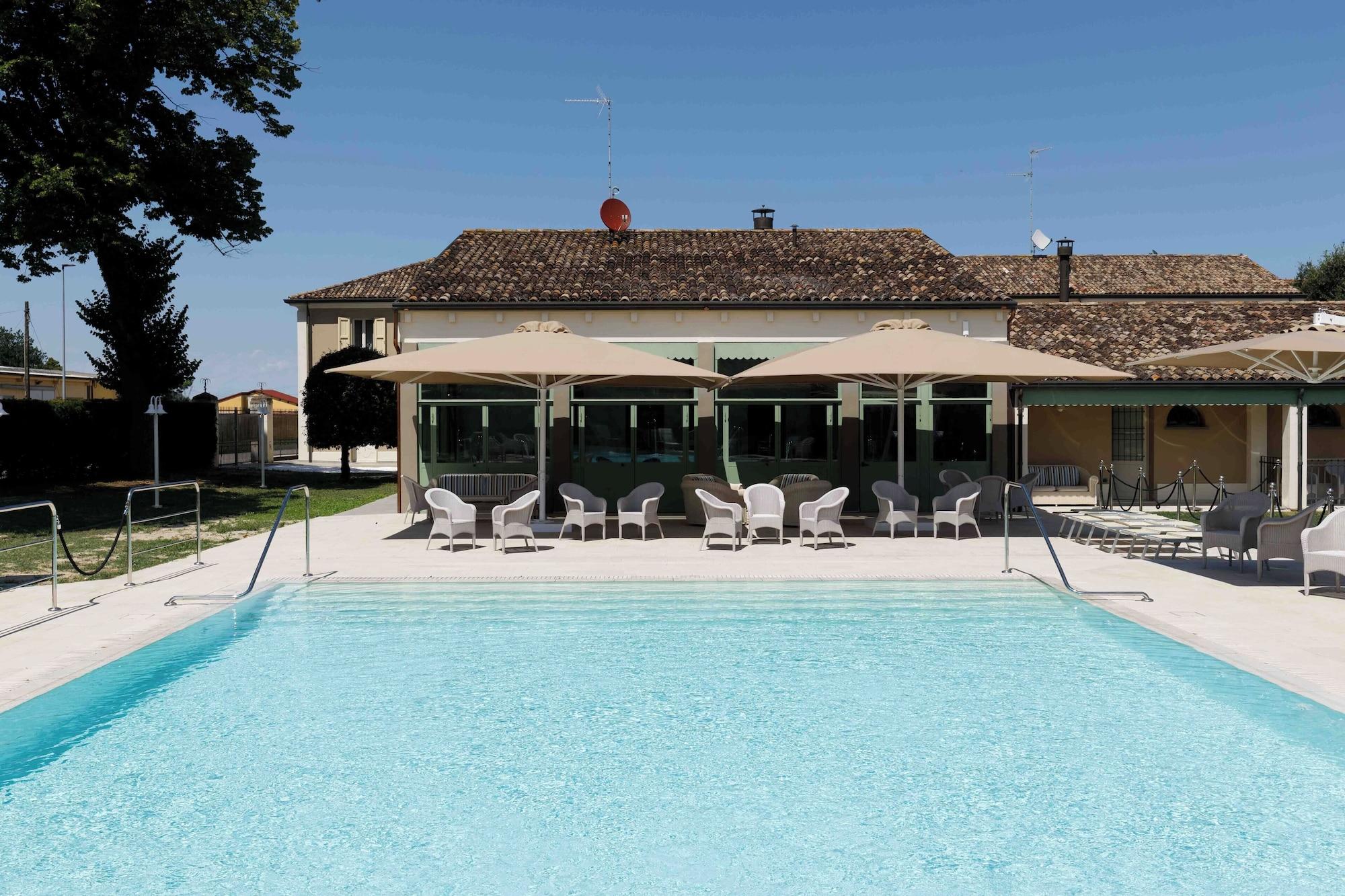 Vista Piscina Relais Villa Roncuzzi